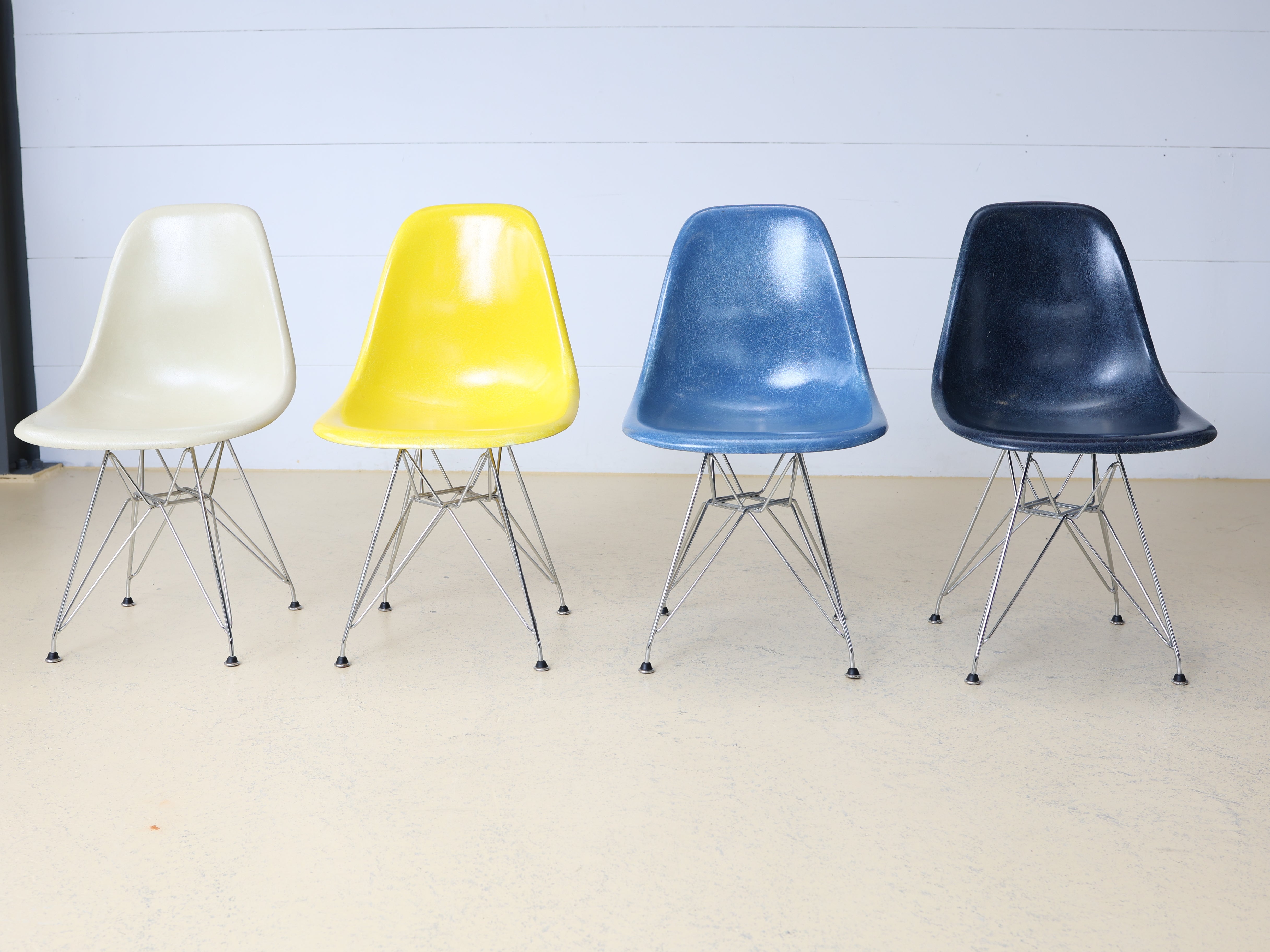 Eames Fiberglas Stühle von Hermann Miller, Eiffel Base
