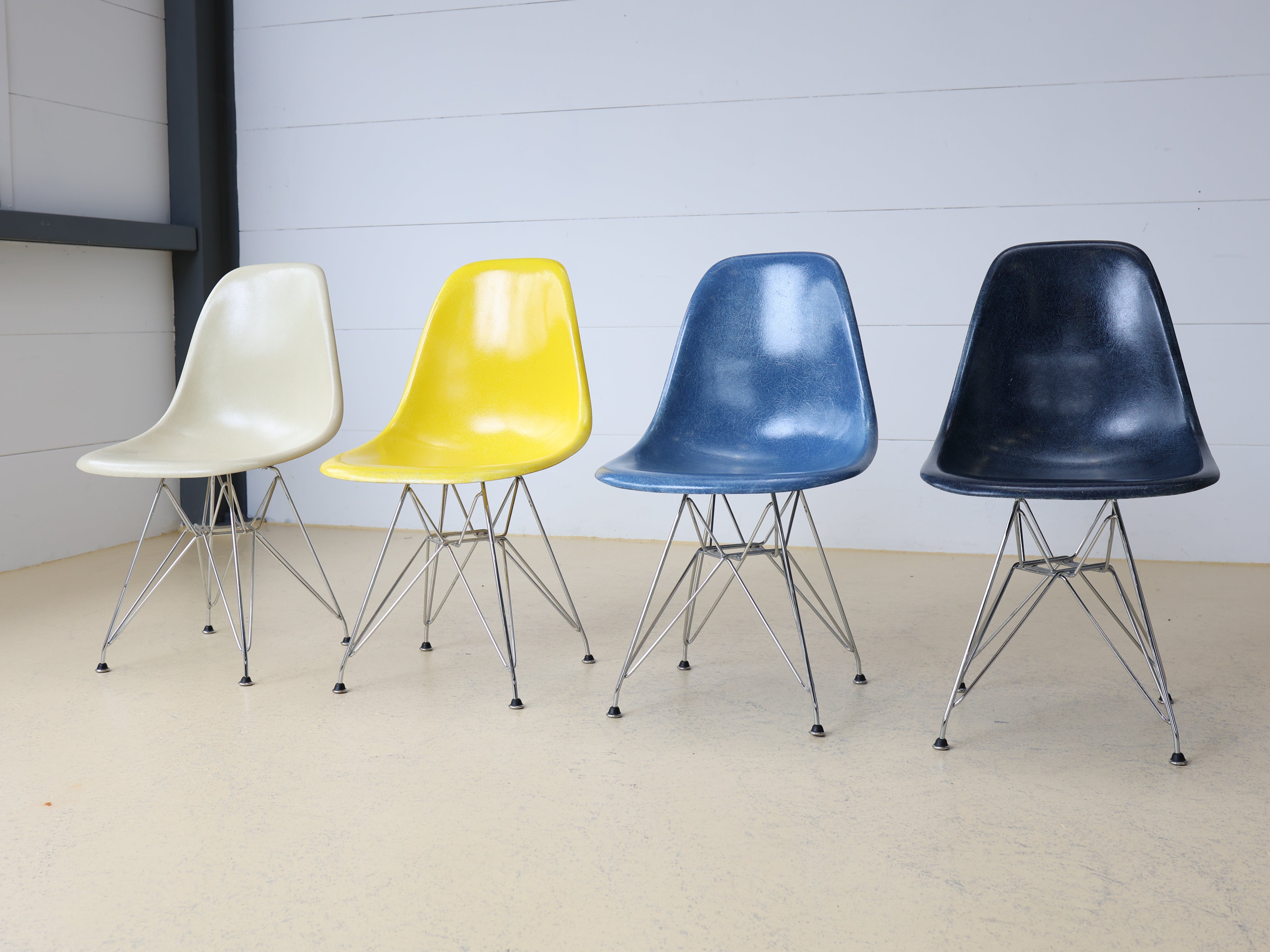 Eames Fiberglas Stühle von Hermann Miller, Eiffel Base