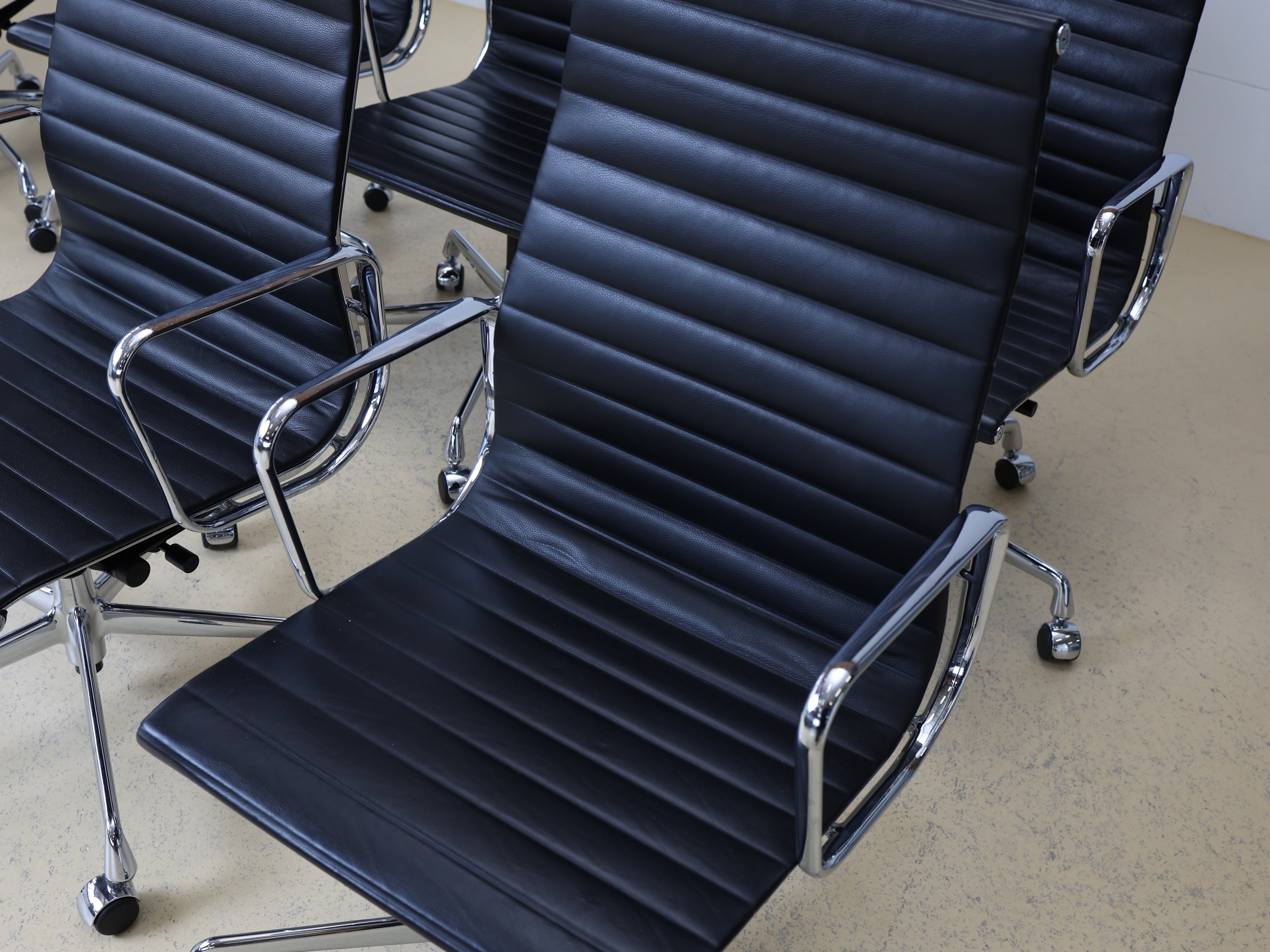 Vitra Eames Bürostühle EA119