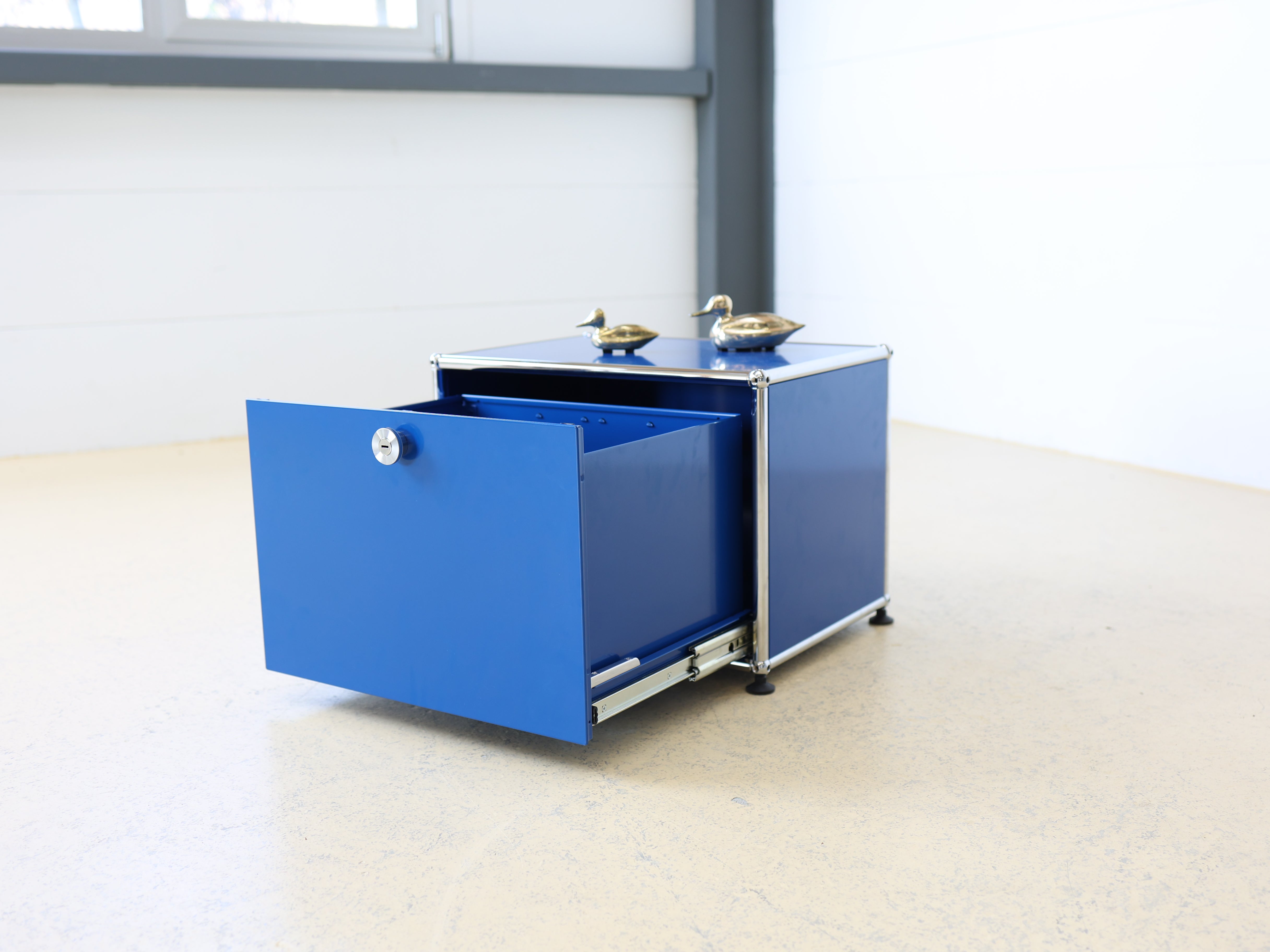 USM Haller Tisch Blau Enzianblau 5
