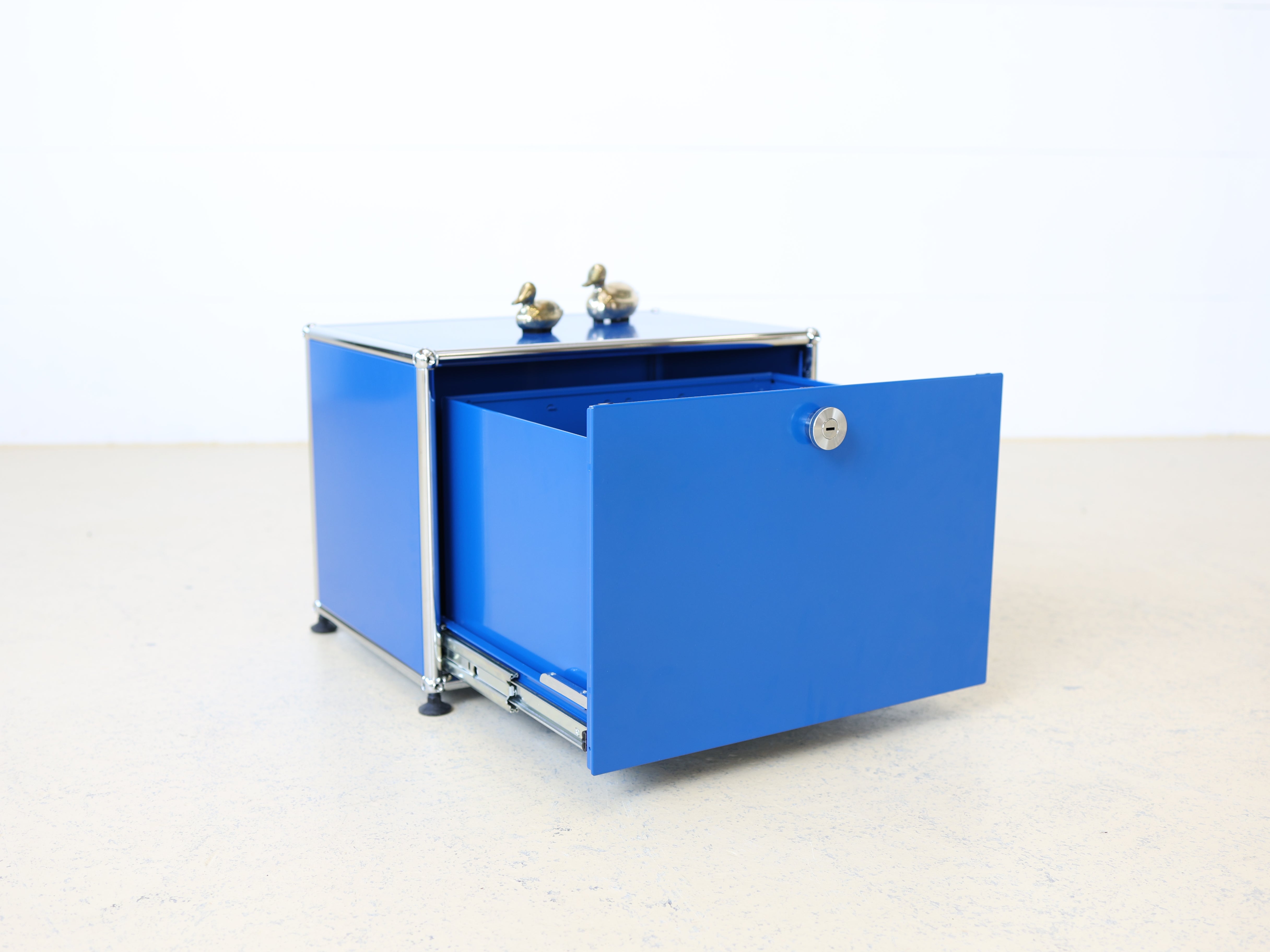 USM Haller Tisch Blau Enzianblau 10