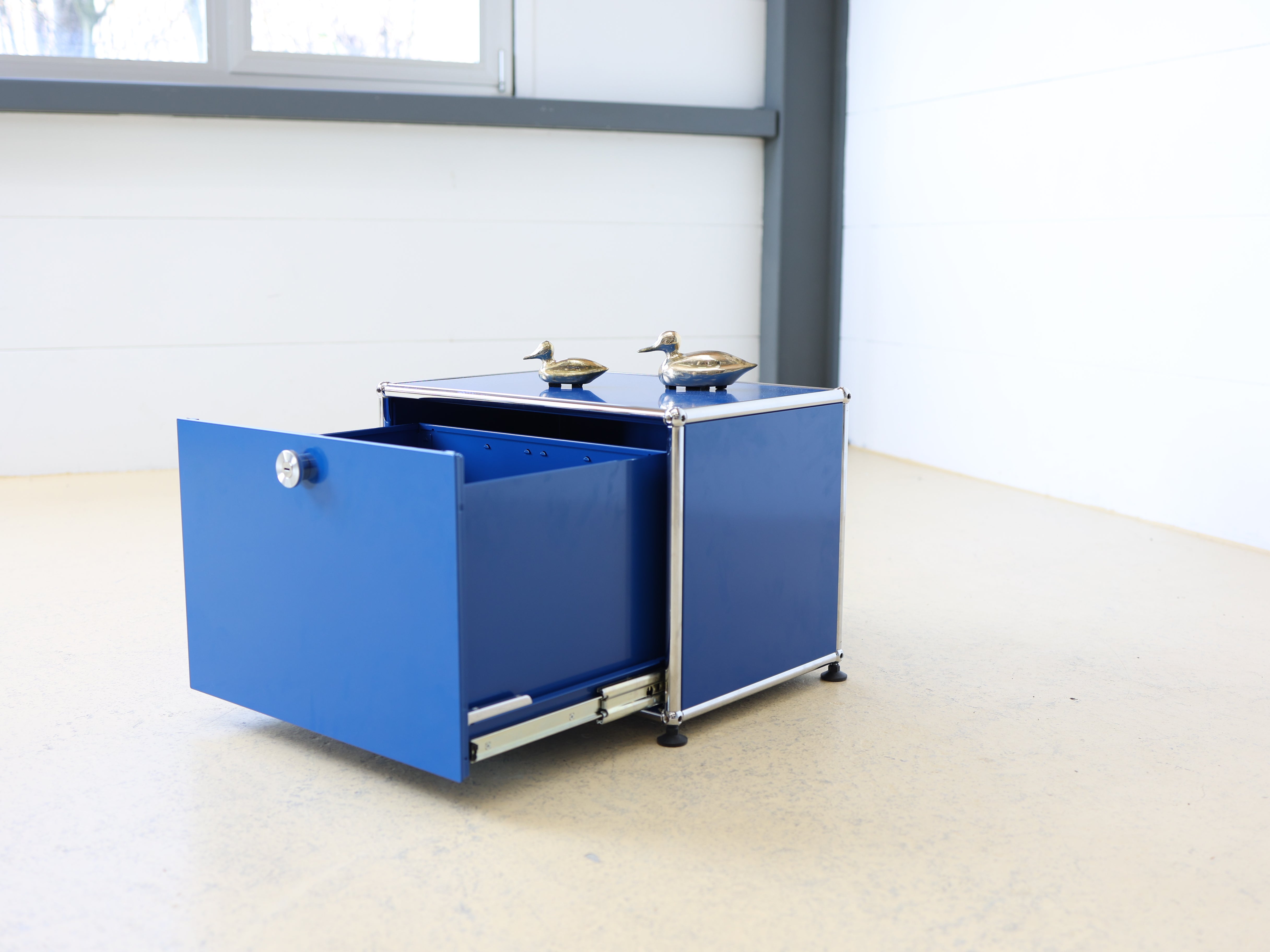 USM Haller Tisch Blau Enzianblau 11