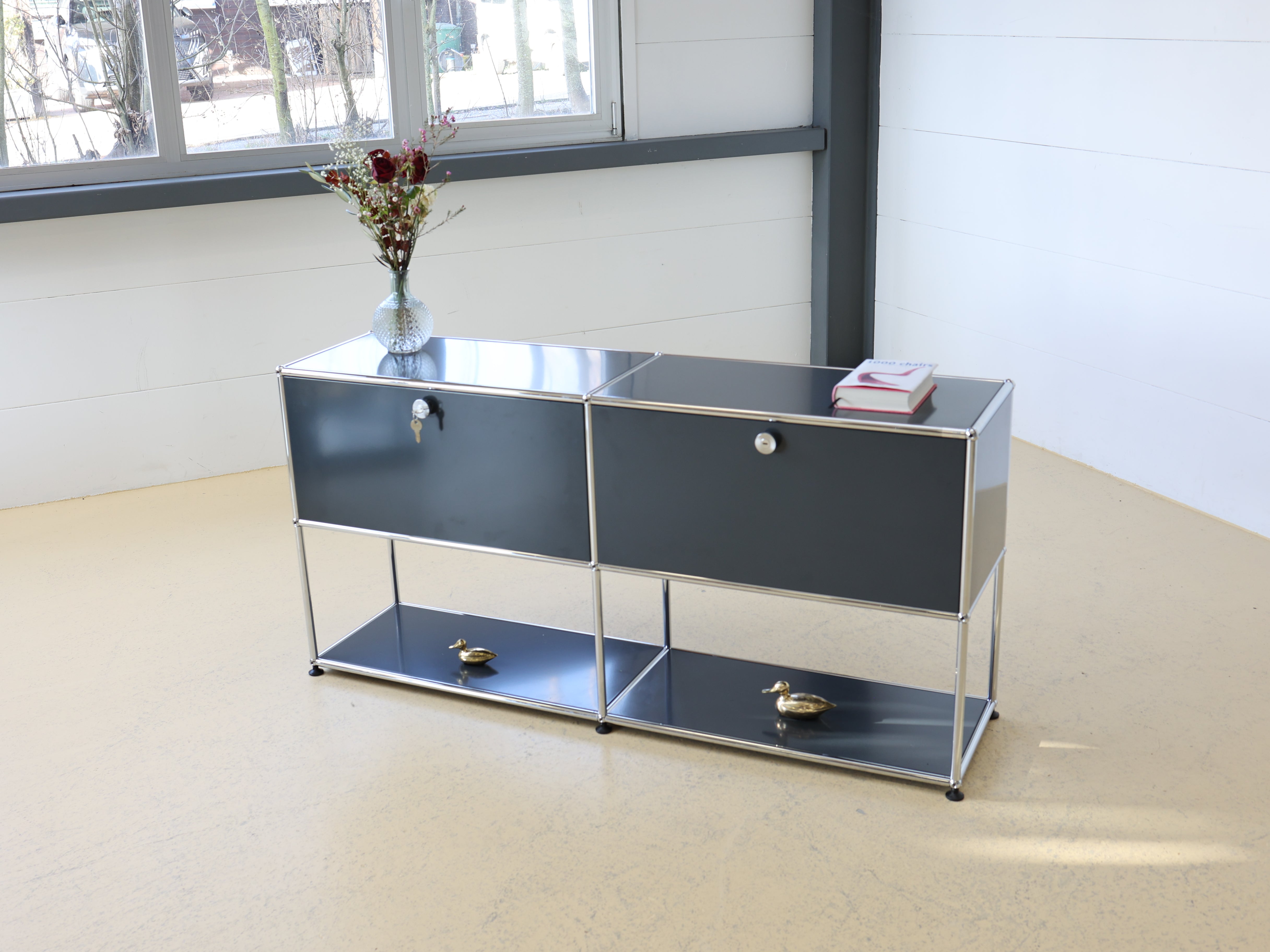 USM Haller Sideboard Occasion in Graphitschwarz mit vier Fächern und Klapptüren. Modularer Schweizer Designklassiker im gepflegten Vintage-Zustand bei Atelier Tilija.