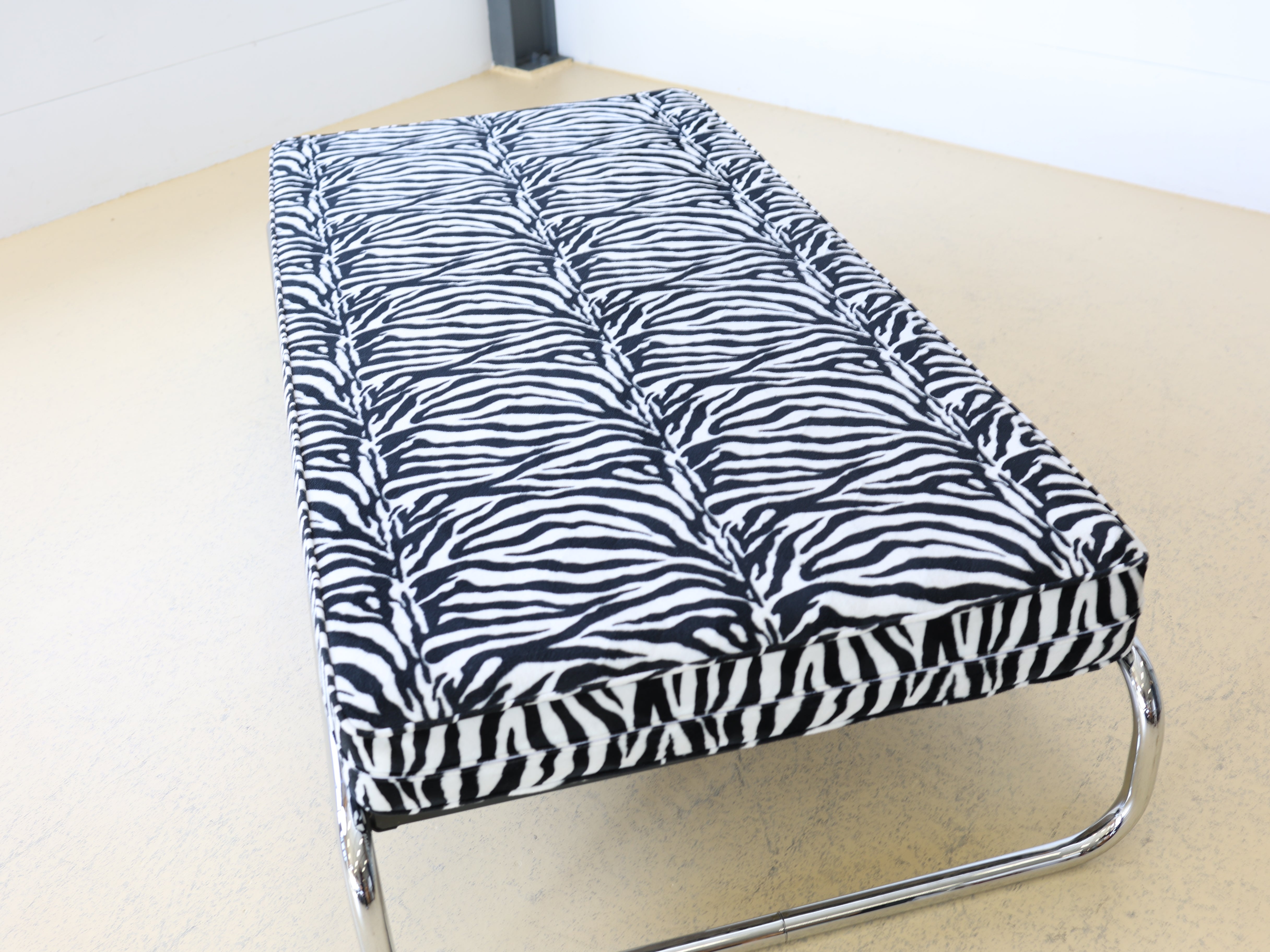 Roger Aubort Liege von Embru Zebra Stoff 7