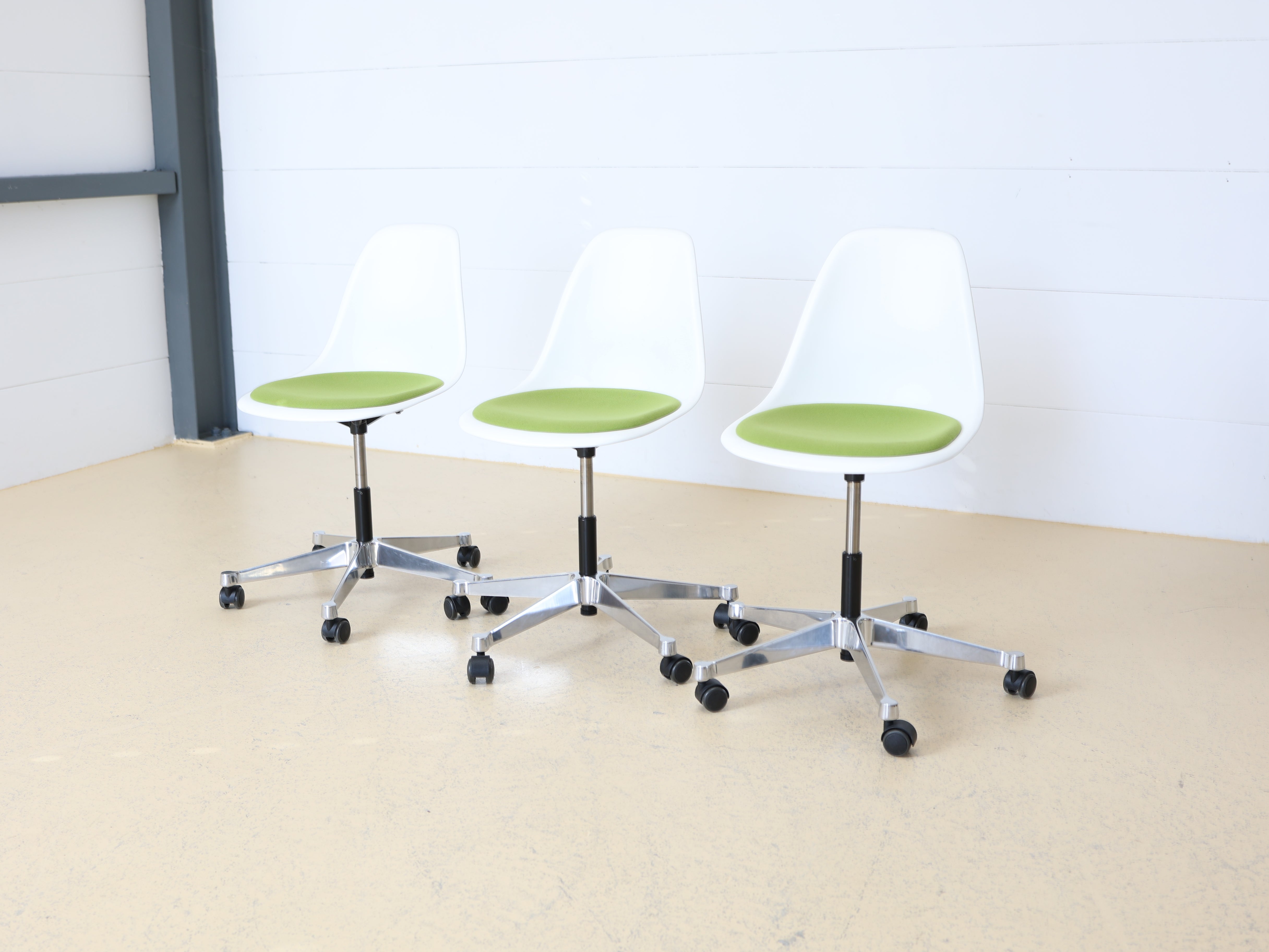 Eames Plastic Bürostuhl von VITRA mit Sitzpolster