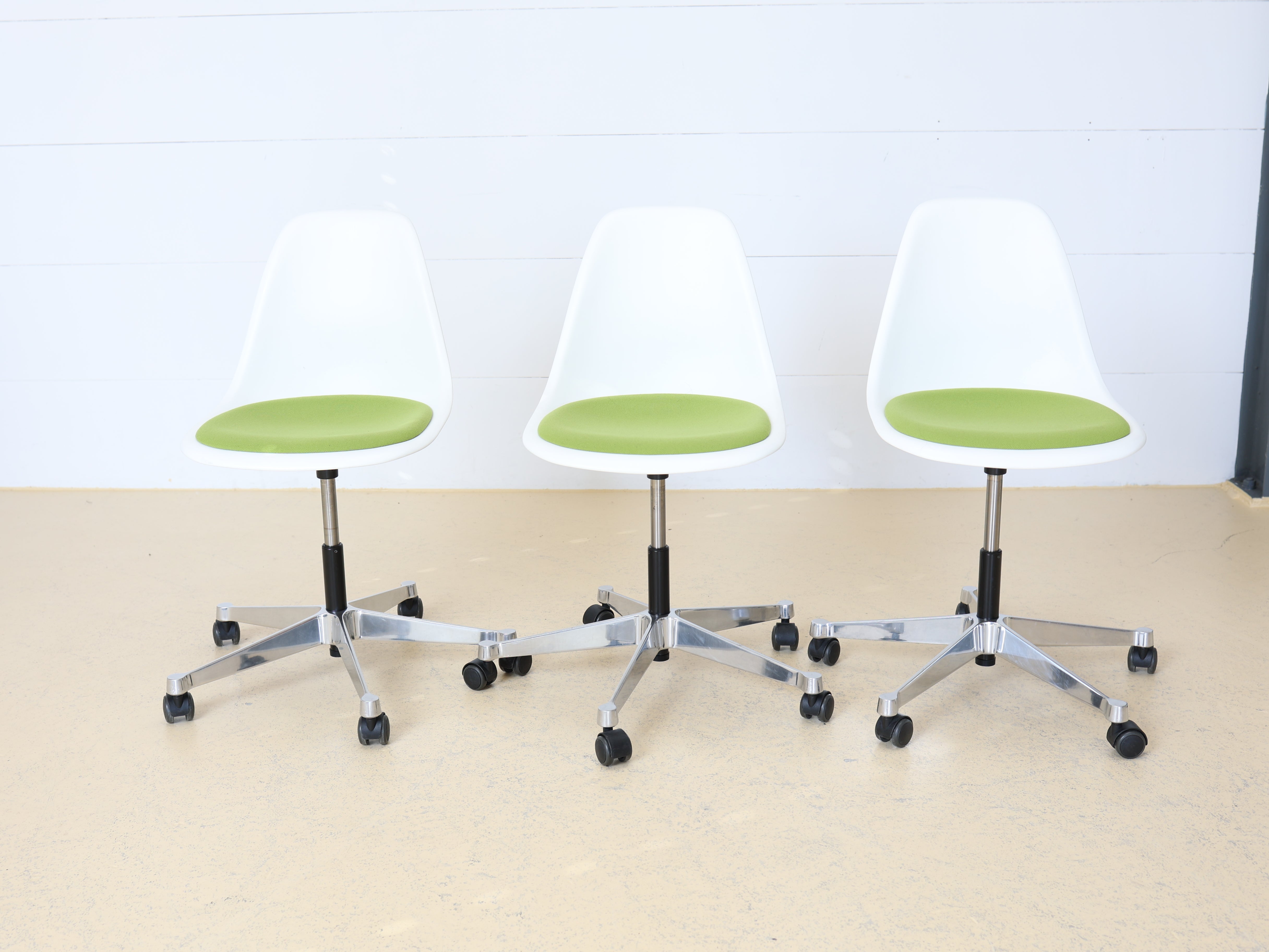 Eames Plastic Bürostuhl von VITRA mit Sitzpolster