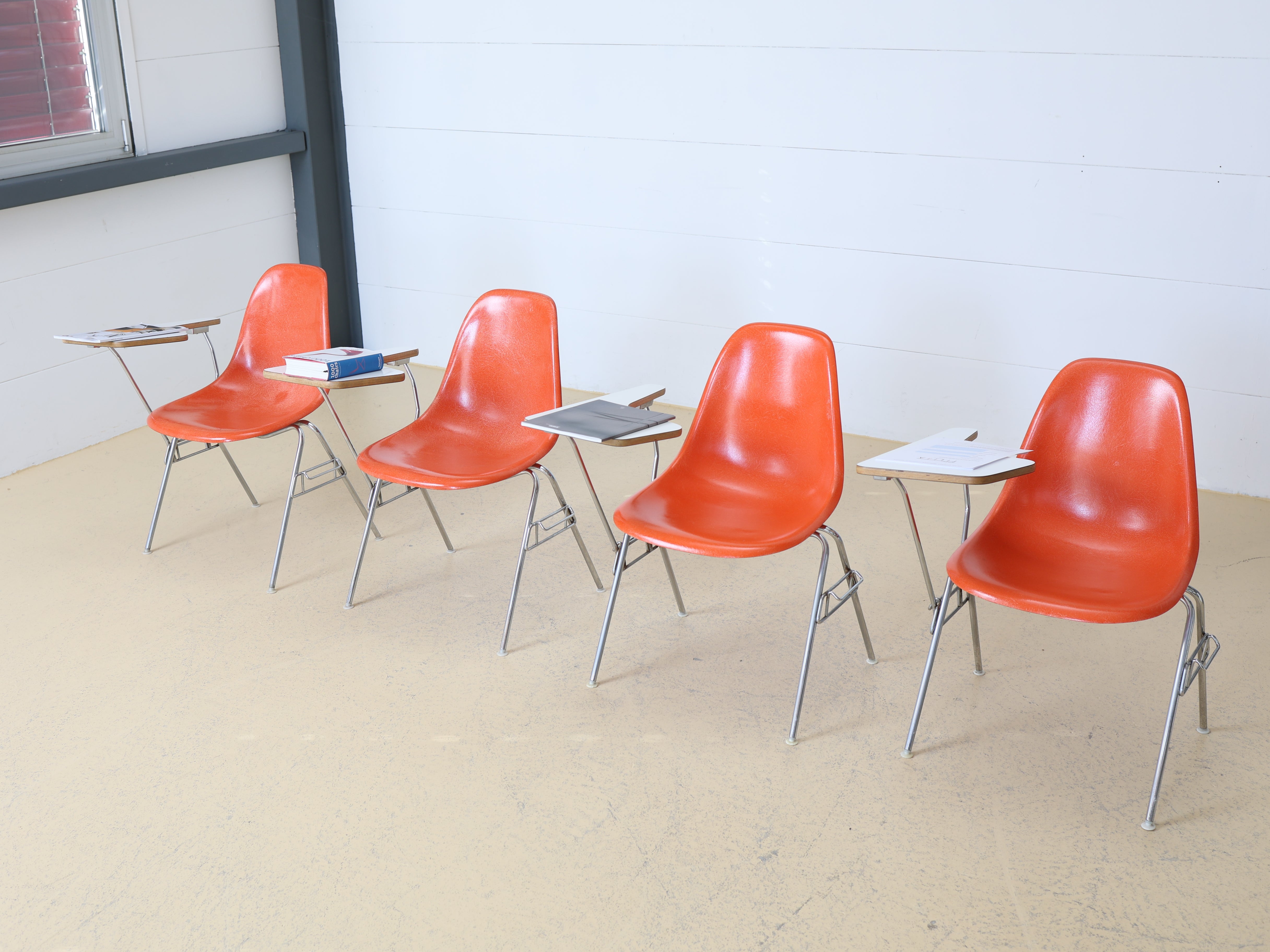 Eames Side Chairs mit Ablagetisch