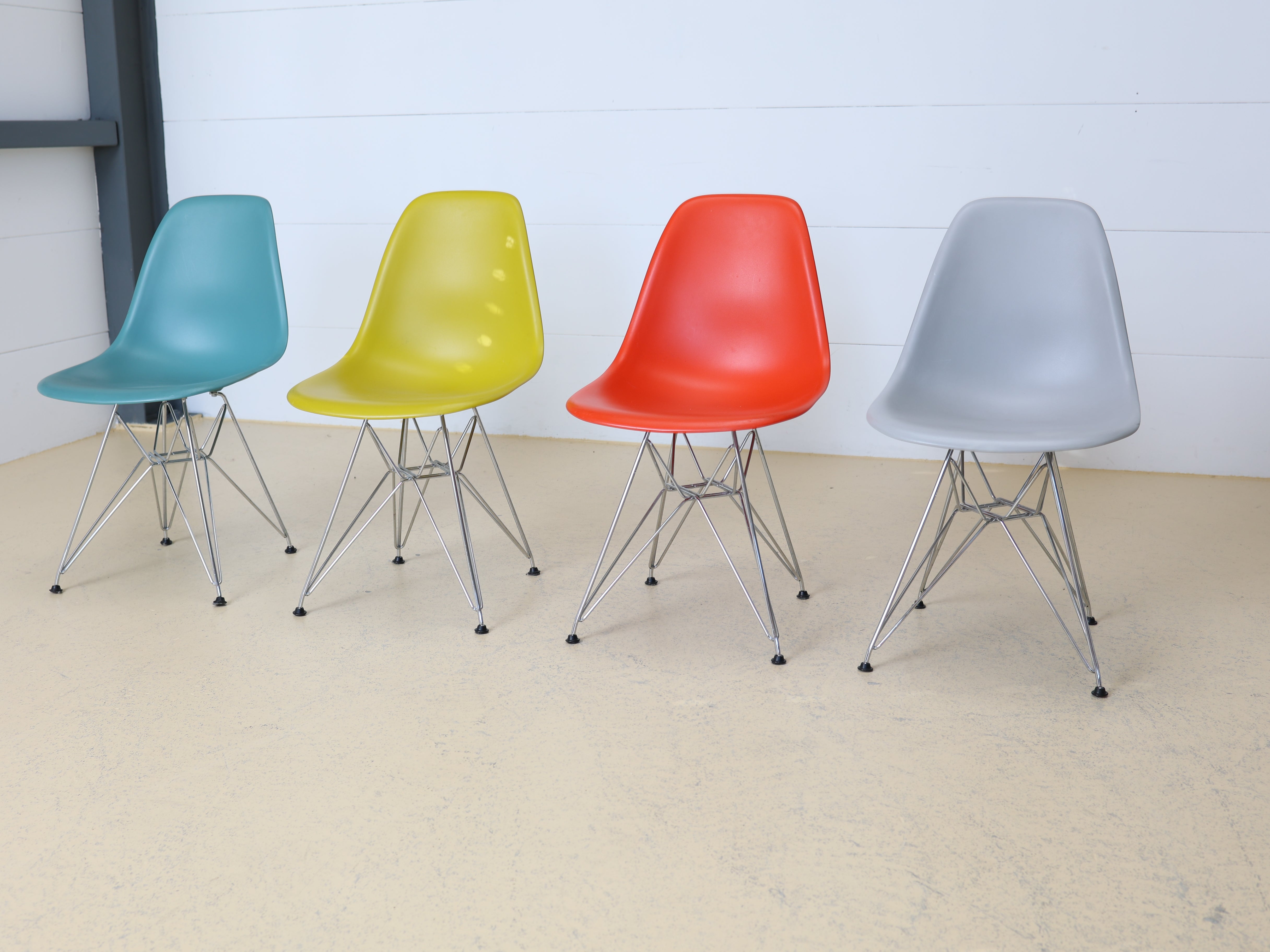 Eames Plastic Side Chairs mit Eiffel Base