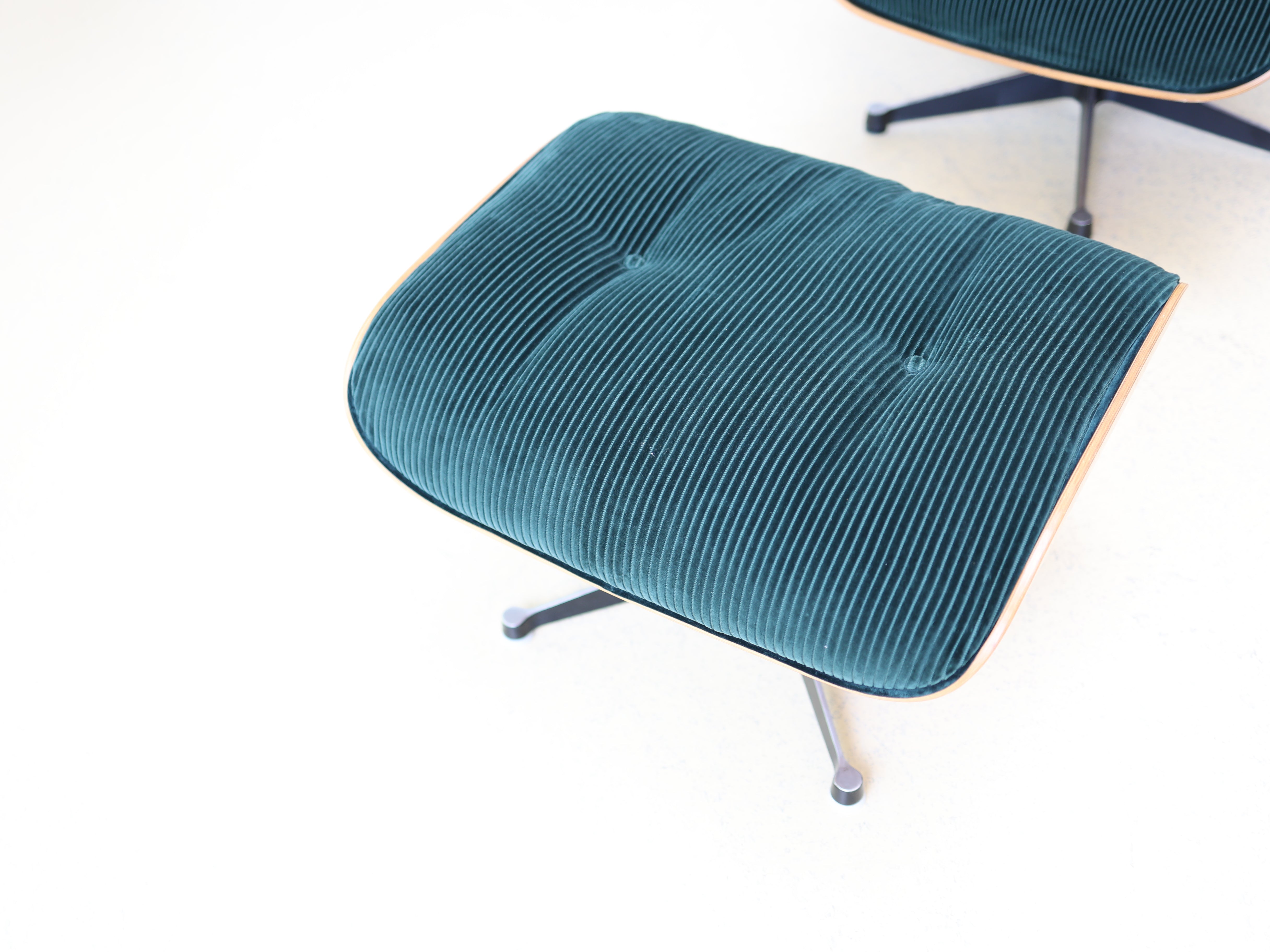 Eames Lounge Chair & Ottoman von Herman Miller | Cord Petrol | Grün