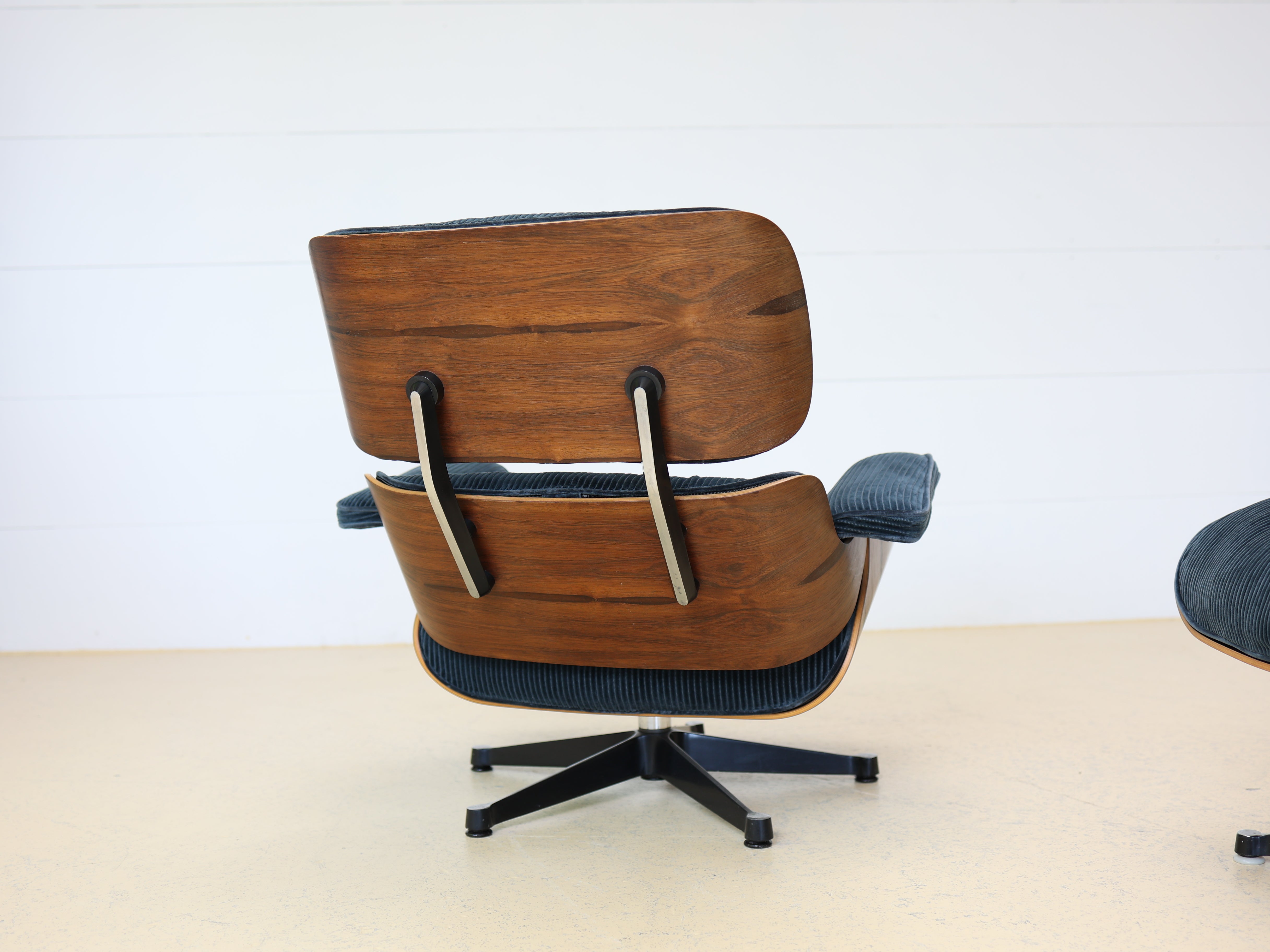 Eames Lounge Chair & Ottoman von Hermann Miller | Kvadrat Phlox |