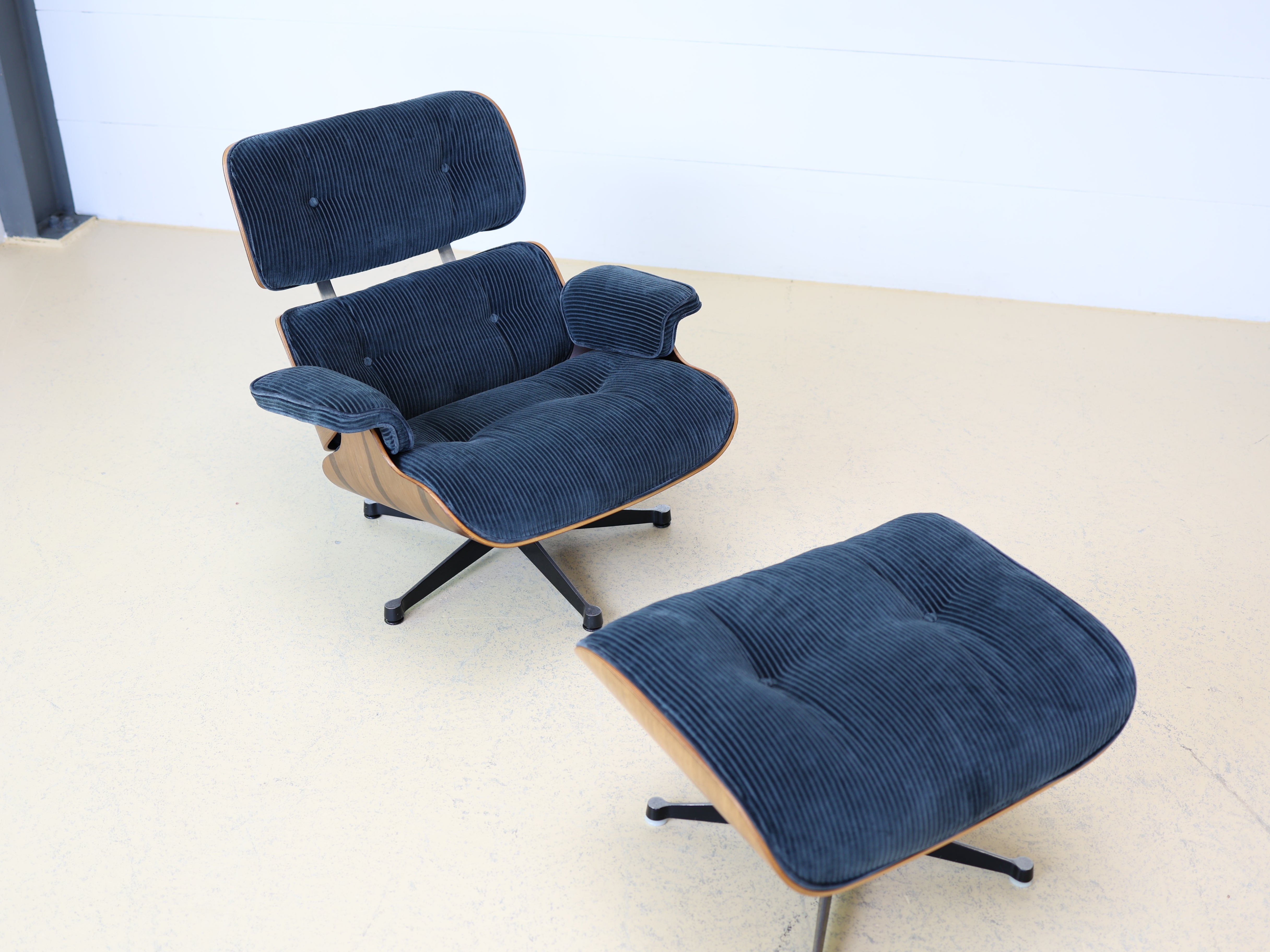 Eames Lounge Chair & Ottoman von Hermann Miller | Kvadrat Phlox |