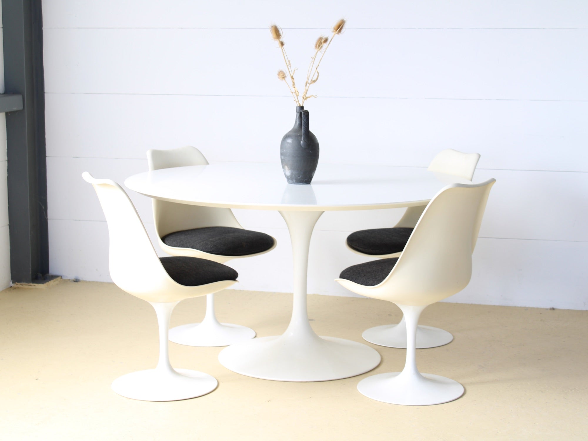 Eero Saarinen Set: Tisch & 4 Stühle