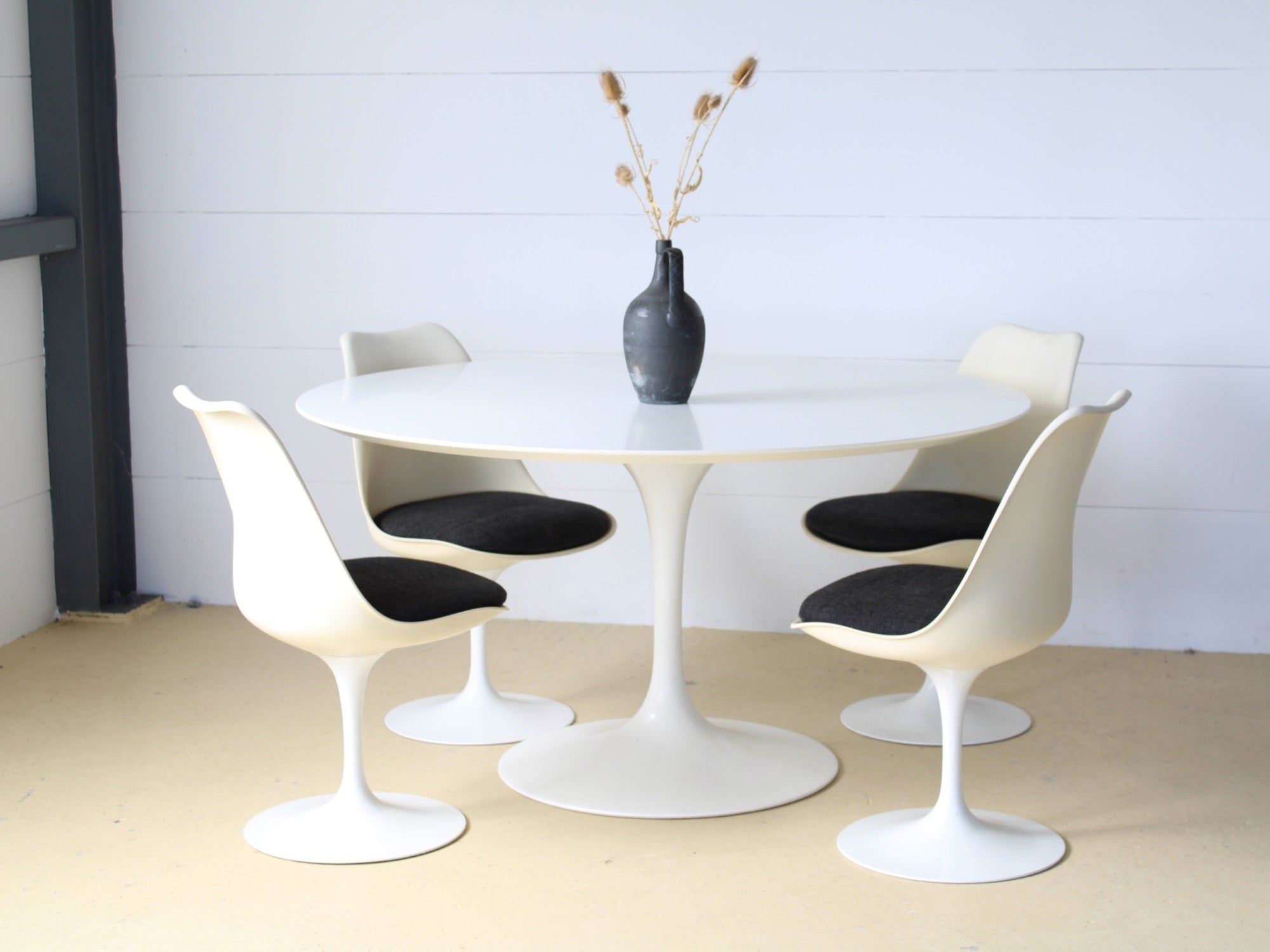 Eero Saarinen Set: Tisch & 4 Stühle