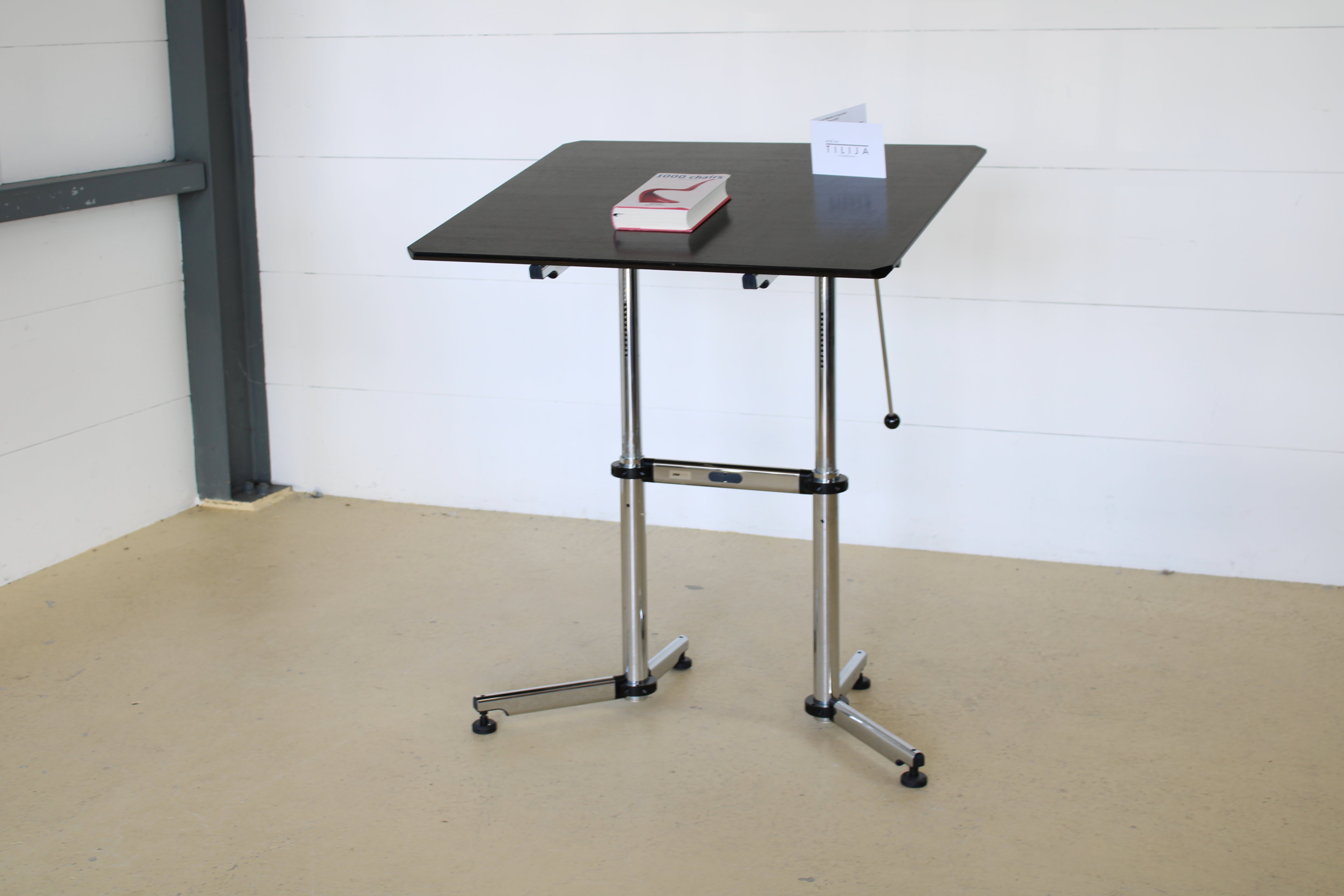 USM Tisch schwarz, manuell höhenverstellbar