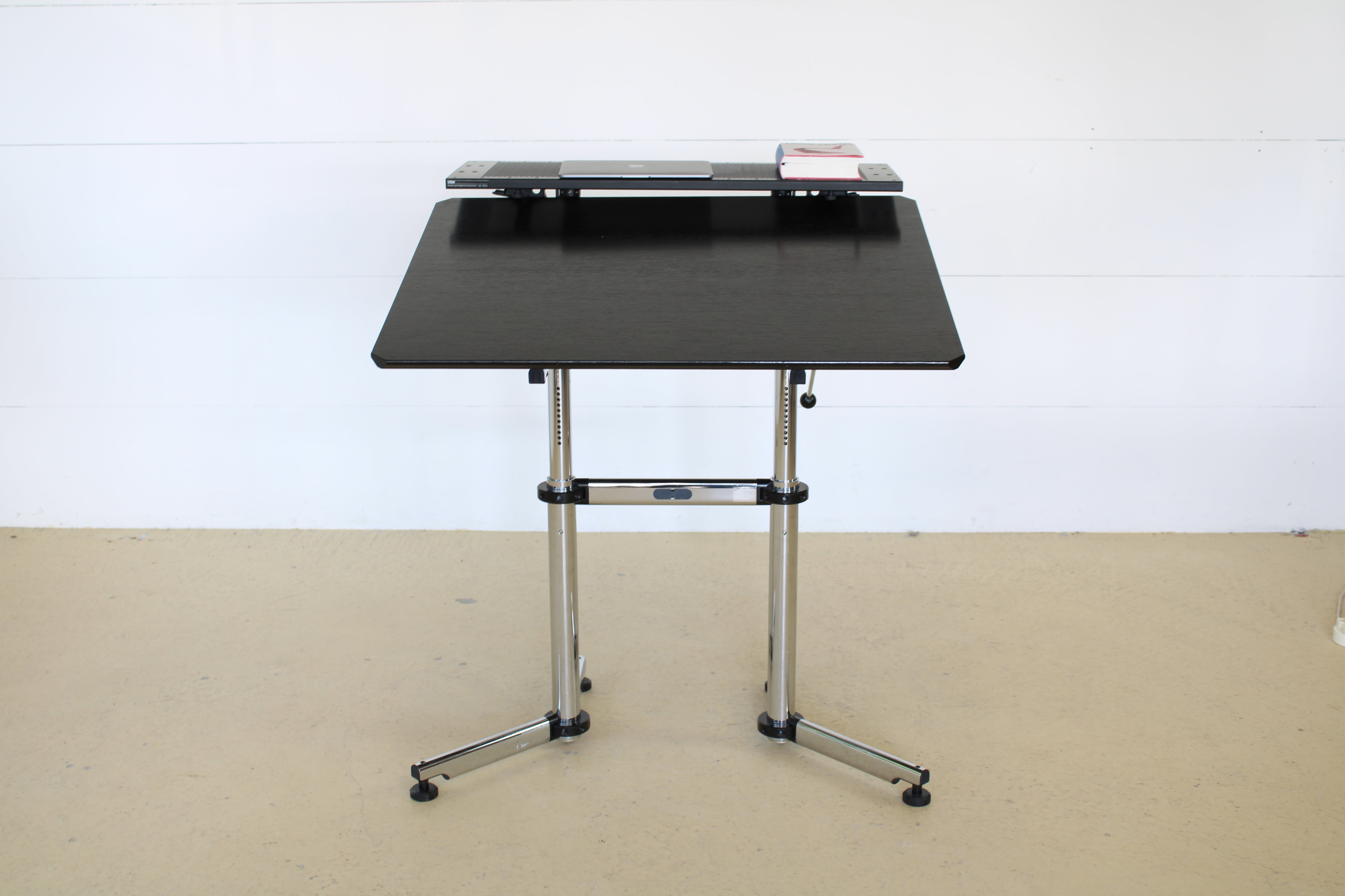 USM Tisch schwarz, manuell höhenverstellbar