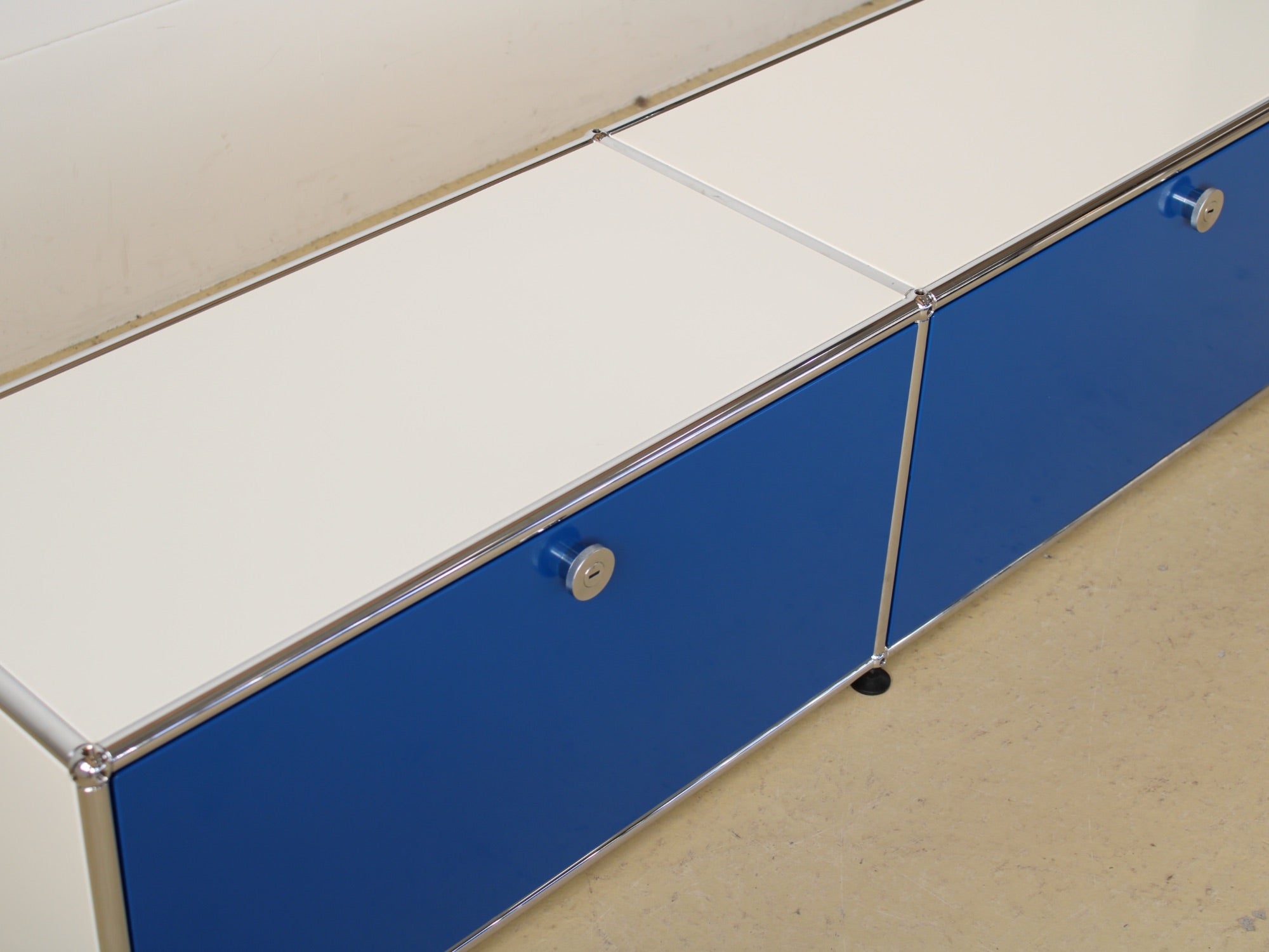 USM Haller Lowboard Enzianblau & Reinweiss