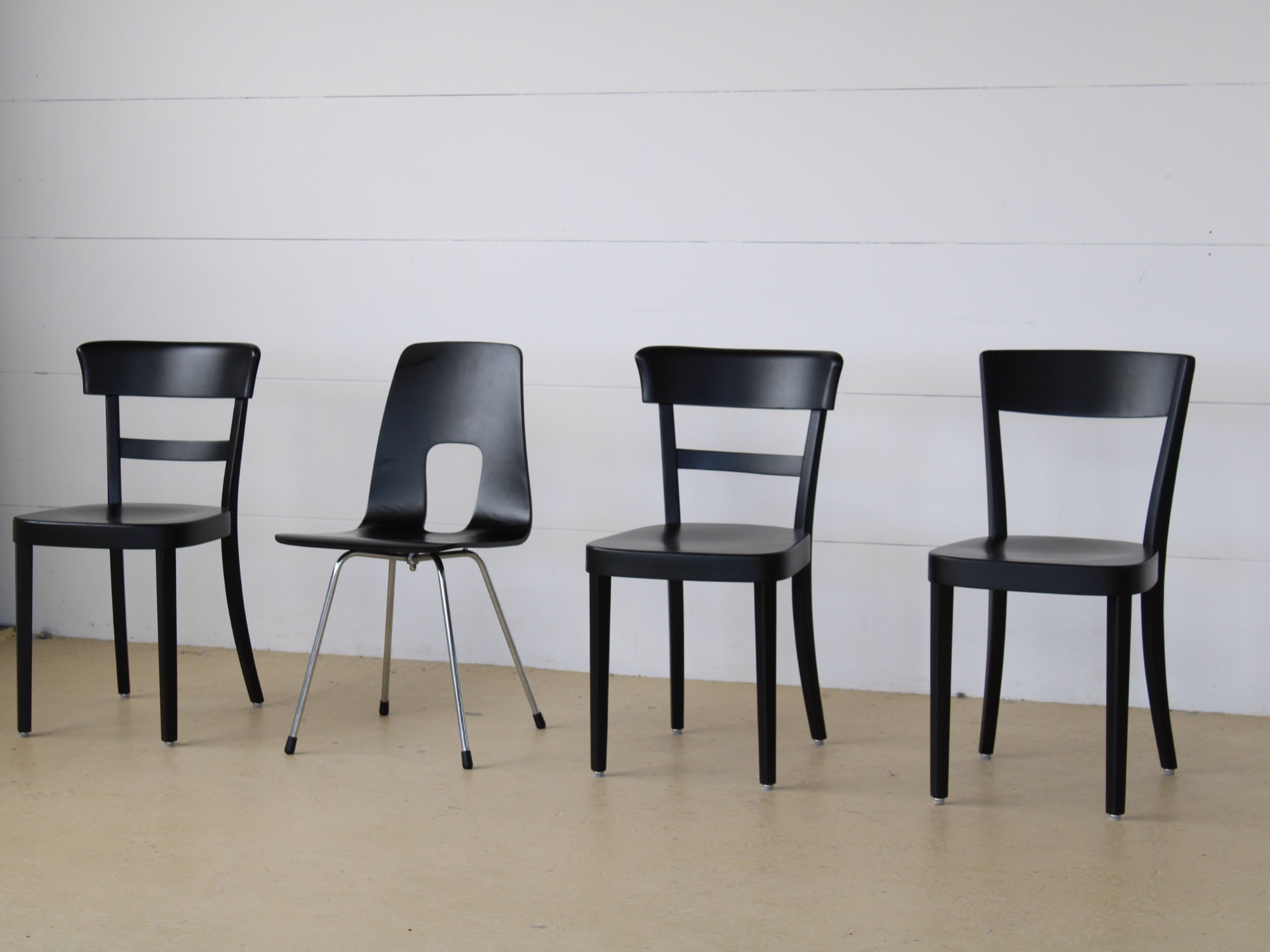 4 verschiedene Horgen Glarus Stühle im Set