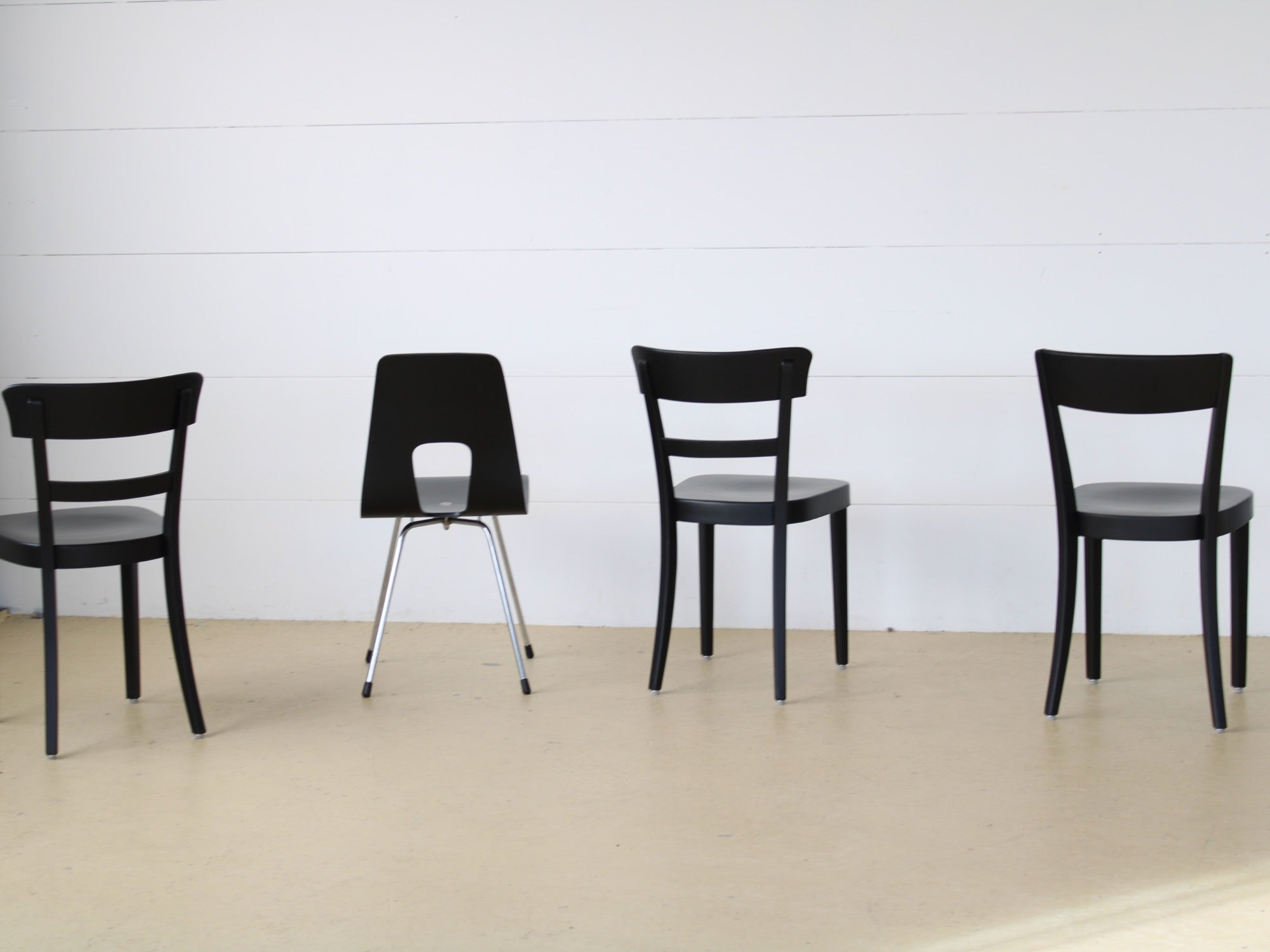 4 verschiedene Horgen Glarus Stühle im Set