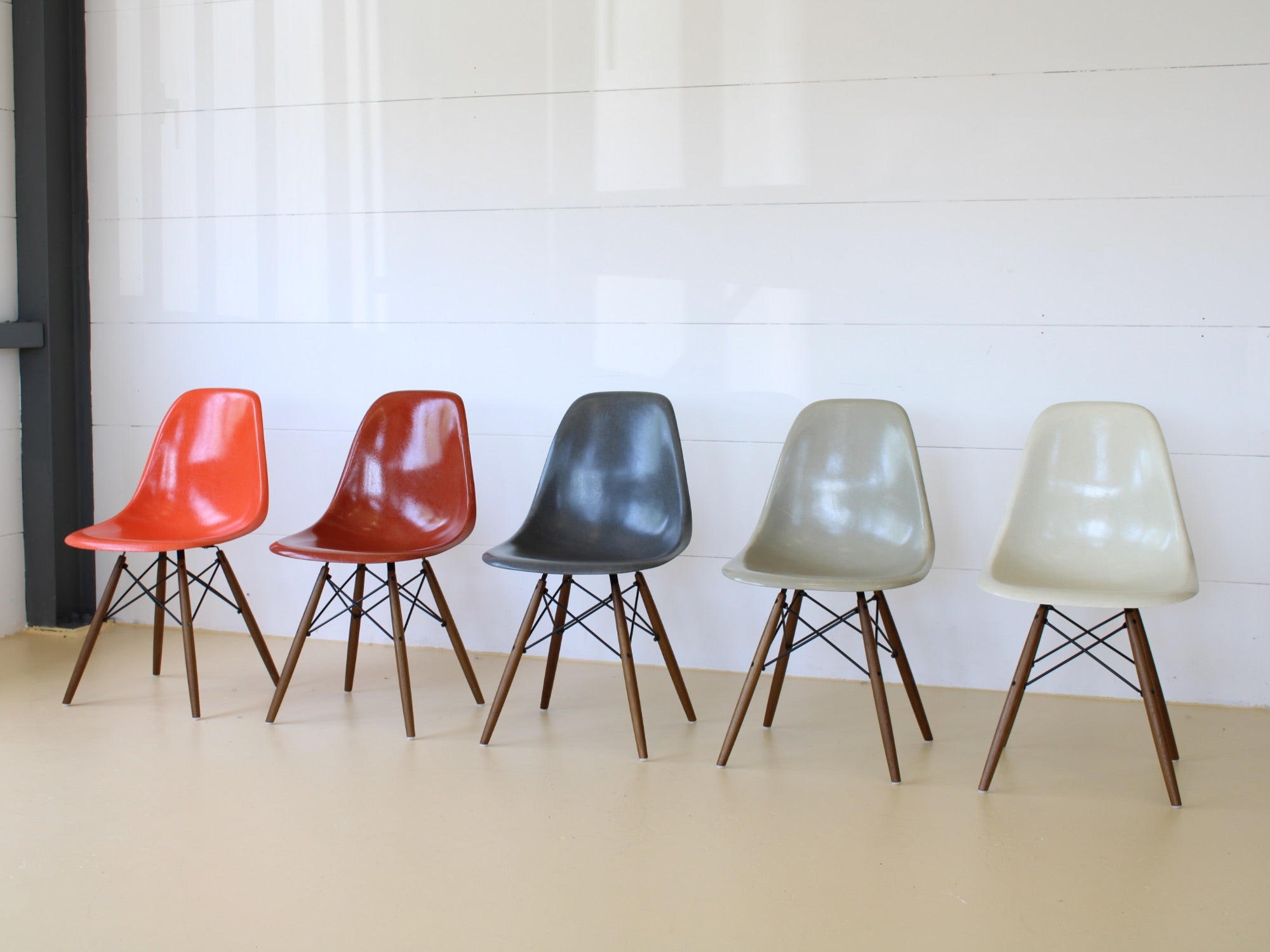 Charles & Ray Eames Fiberglas Stühle im Set