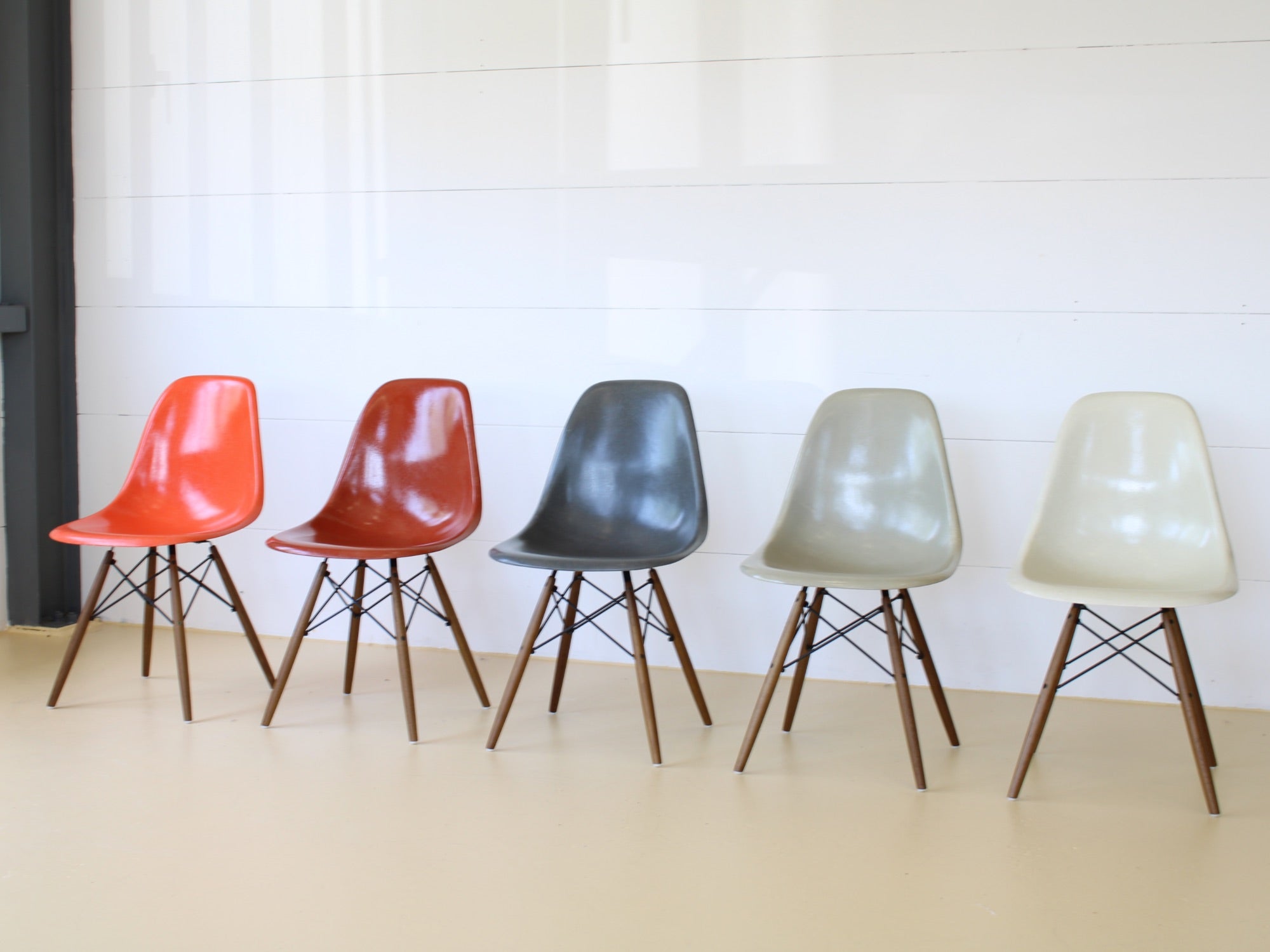 Charles & Ray Eames Fiberglas Stühle im Set