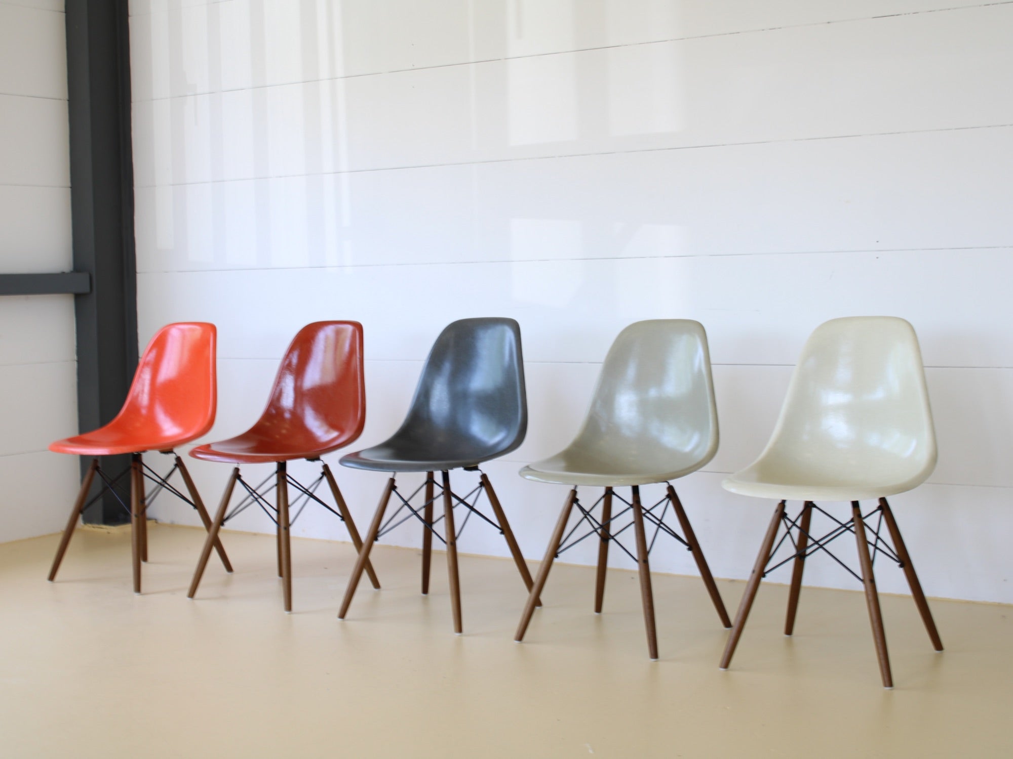 Charles & Ray Eames Fiberglas Stühle im Set