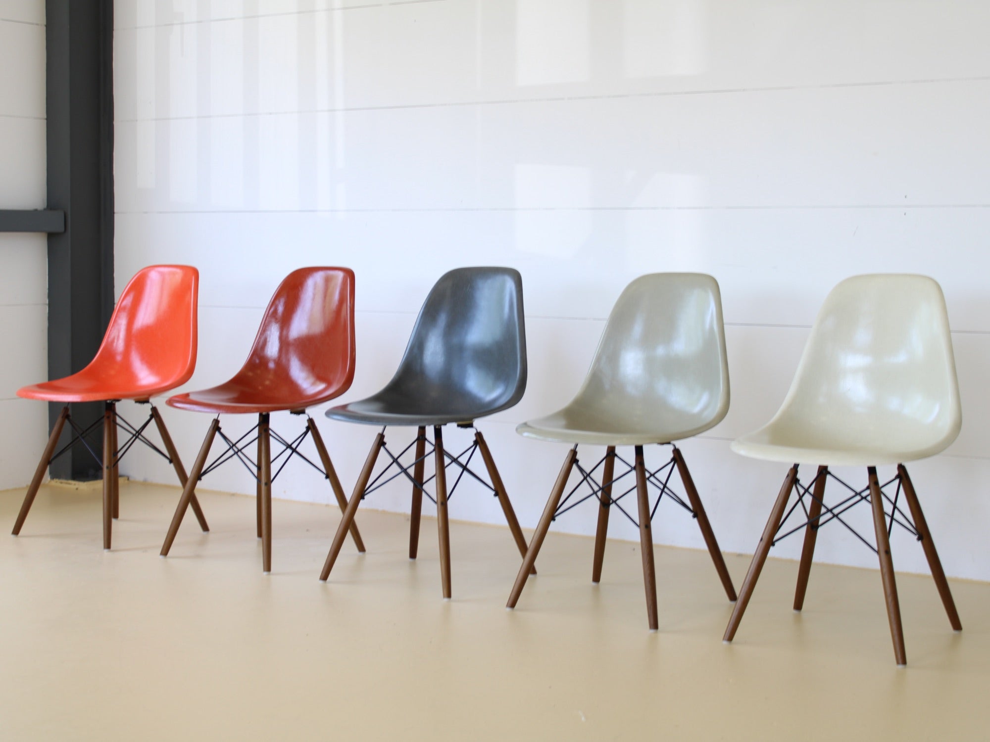 Charles & Ray Eames Fiberglas Stühle im Set