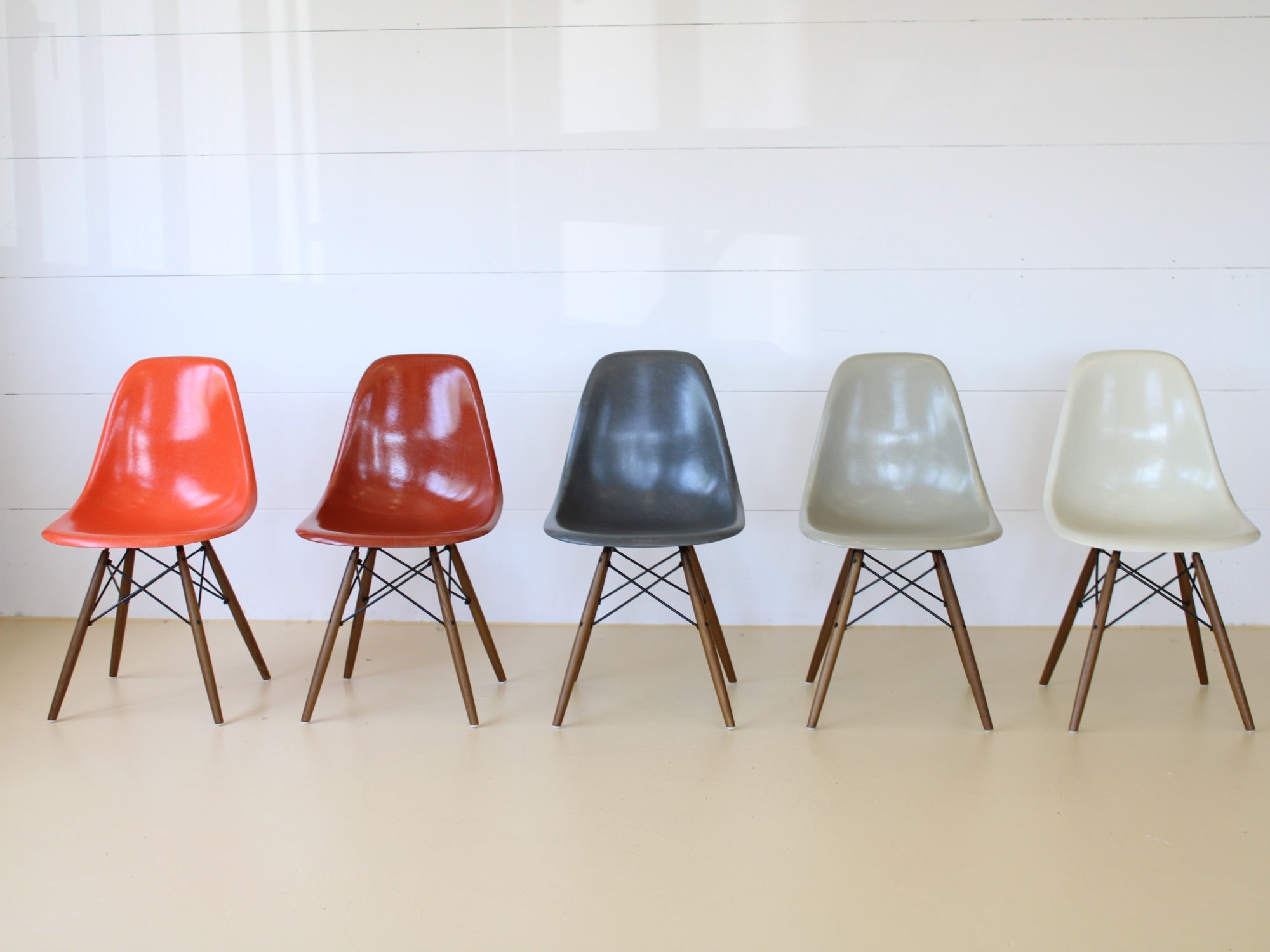 Charles & Ray Eames Fiberglas Stühle im Set