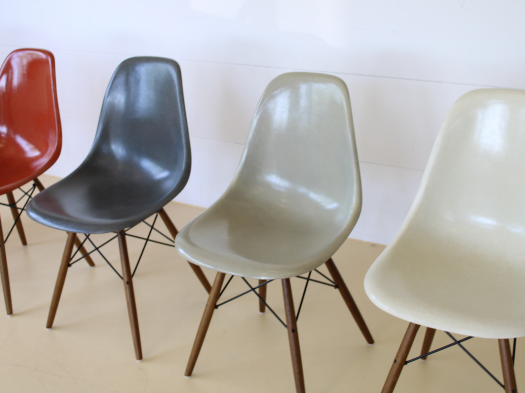 Charles & Ray Eames Fiberglas Stühle im Set