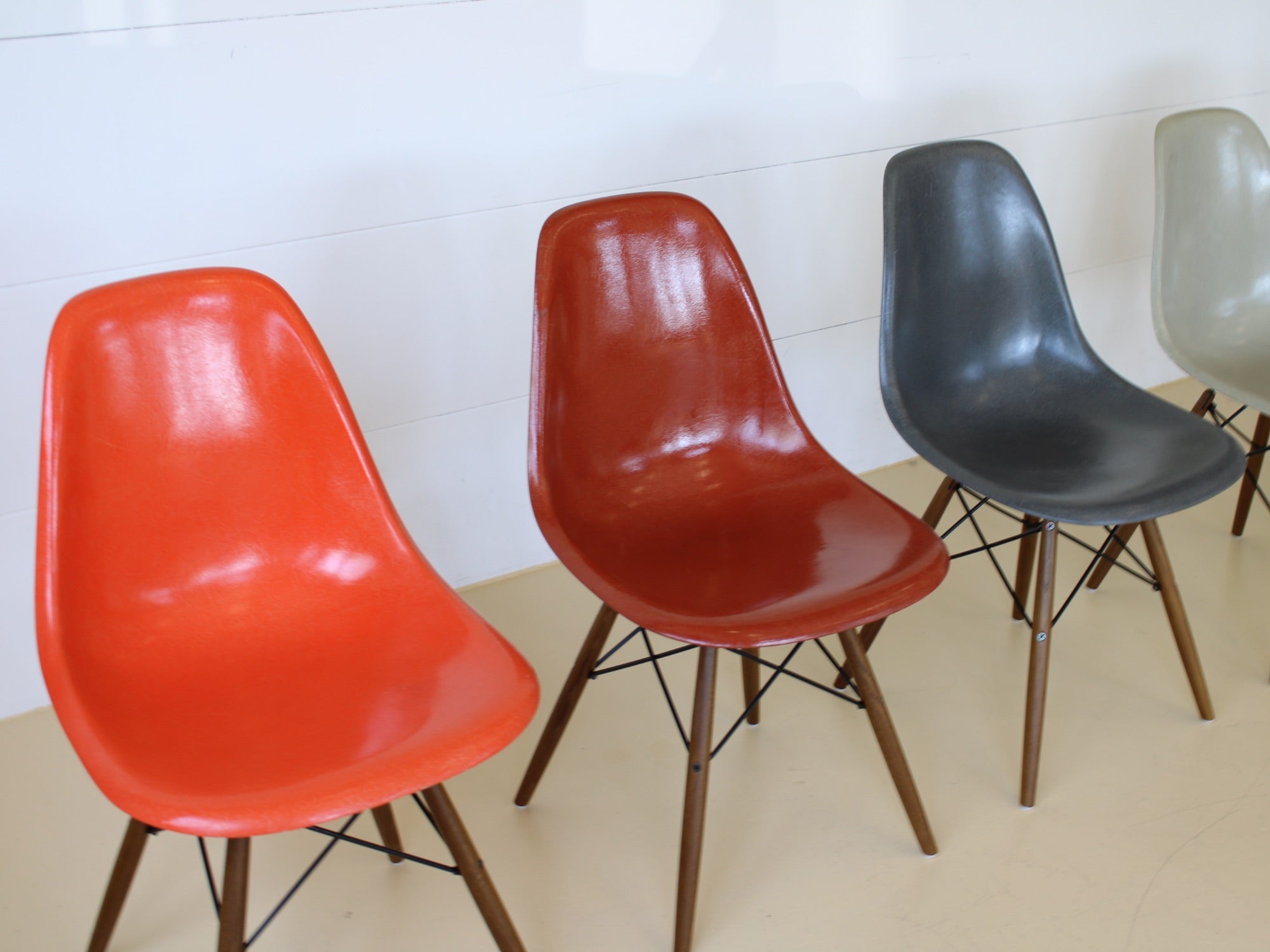 Charles & Ray Eames Fiberglas Stühle im Set