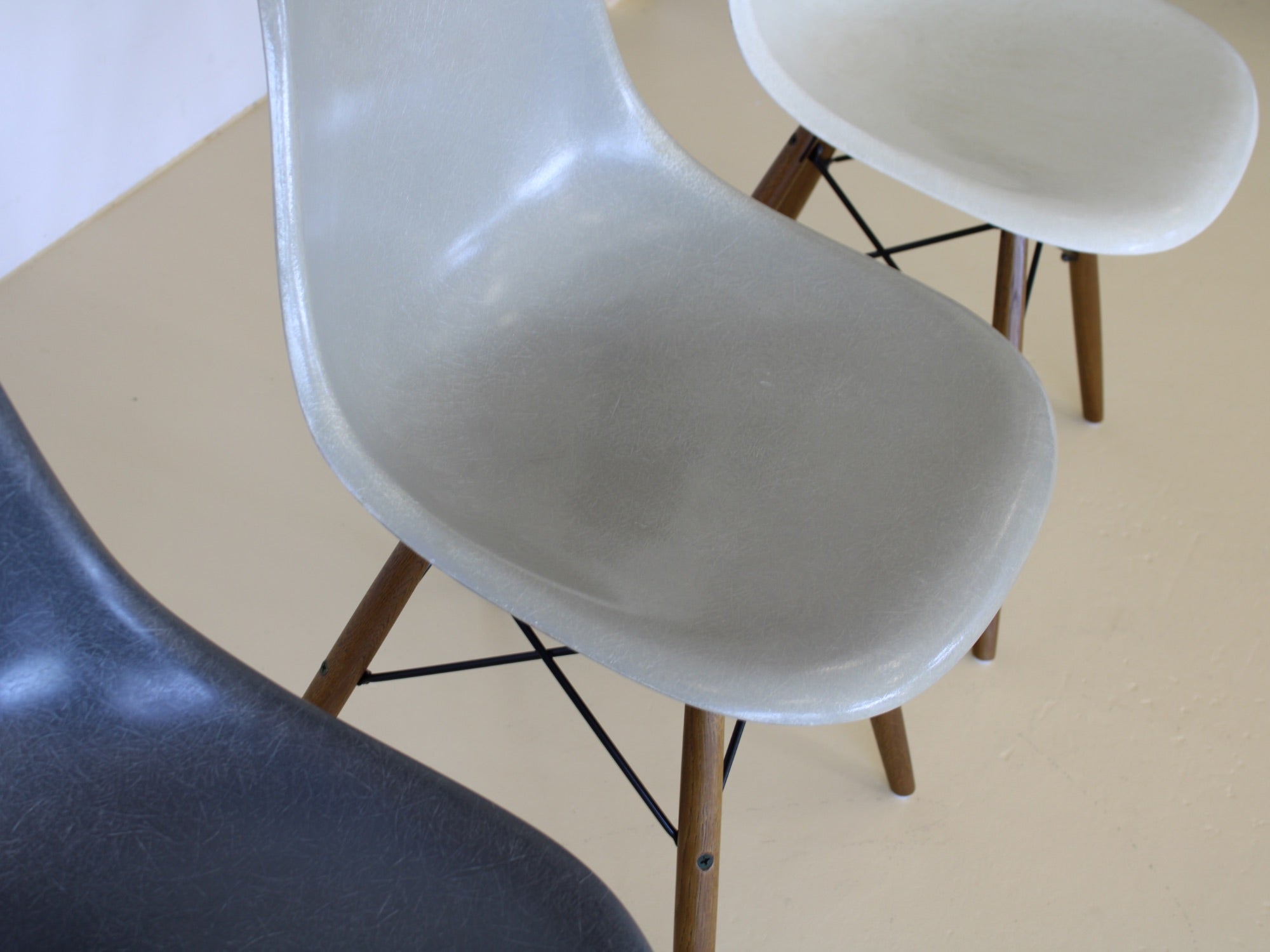 Charles & Ray Eames Fiberglas Stühle im Set