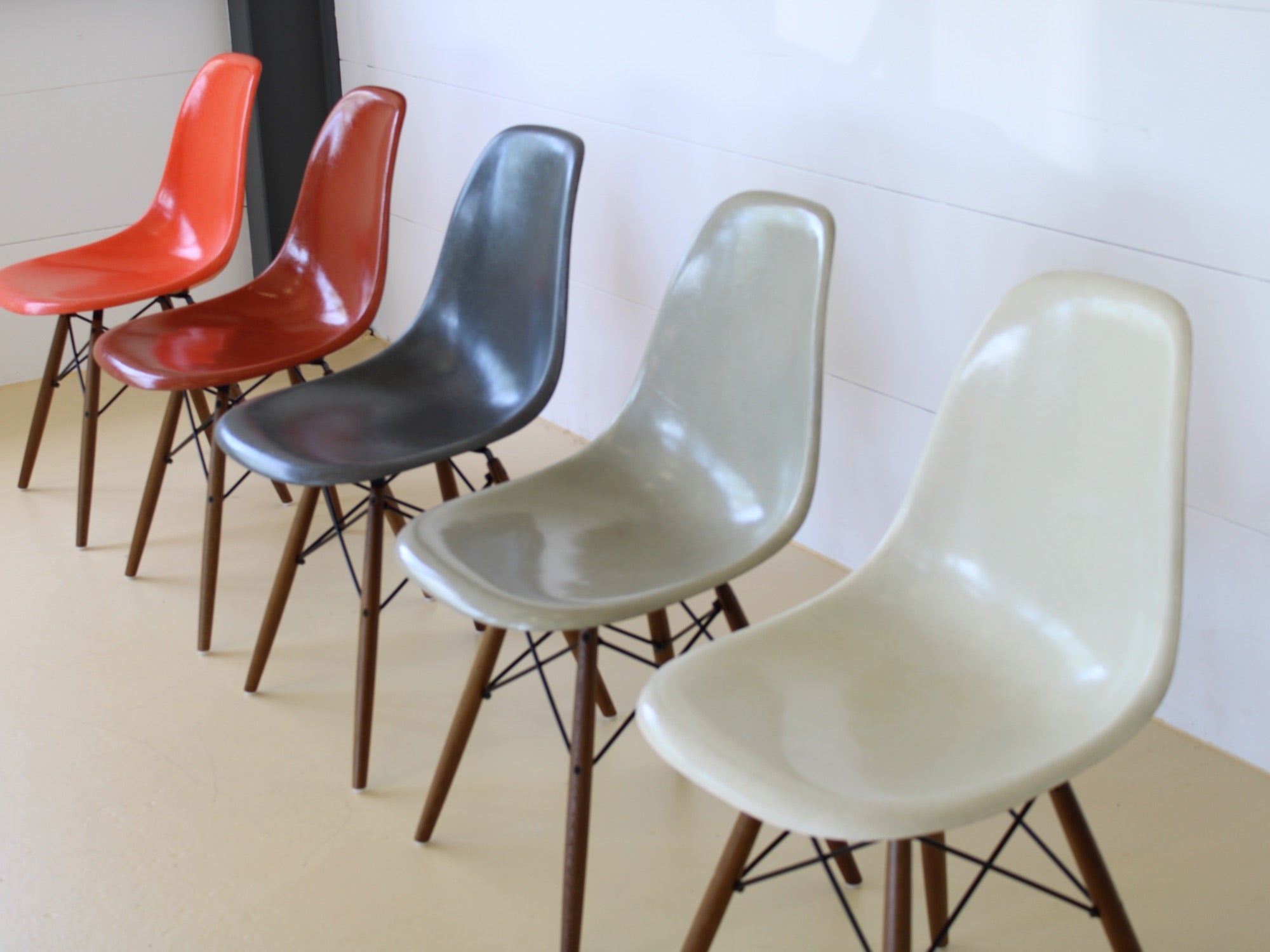 Charles & Ray Eames Fiberglas Stühle im Set