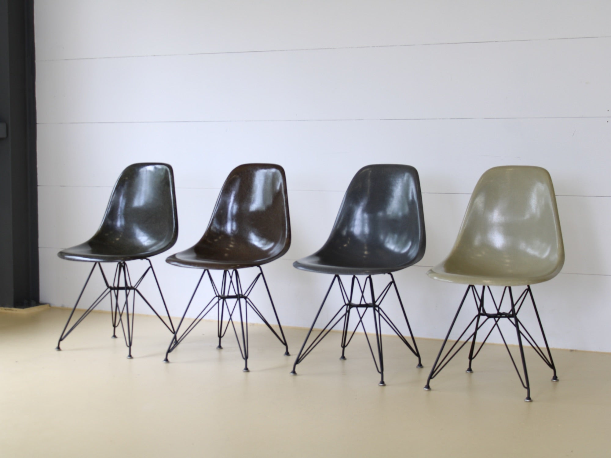 Charles & Ray Eames Fiberglas Stühle im Set