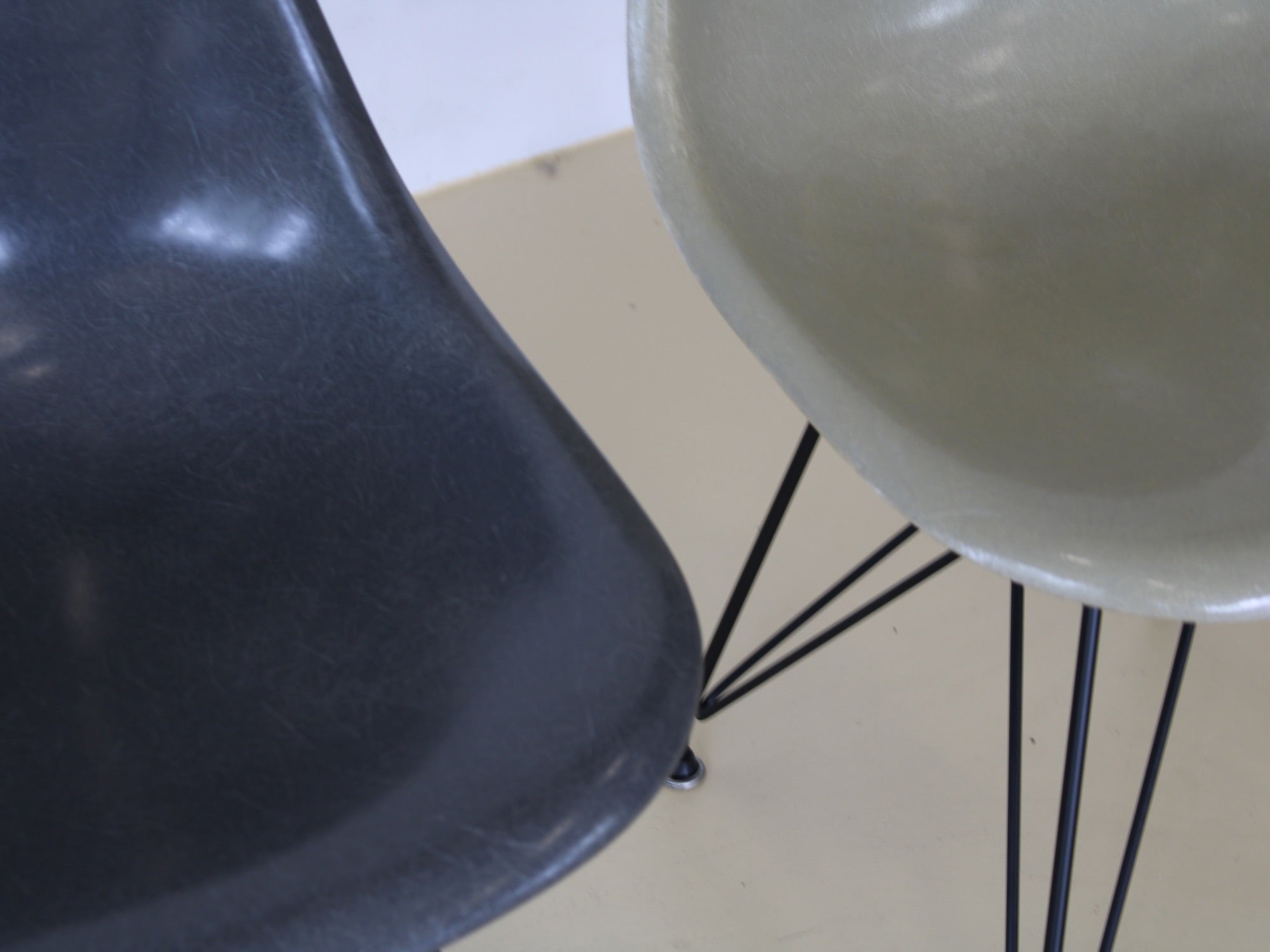 Charles & Ray Eames Fiberglas Stühle im Set