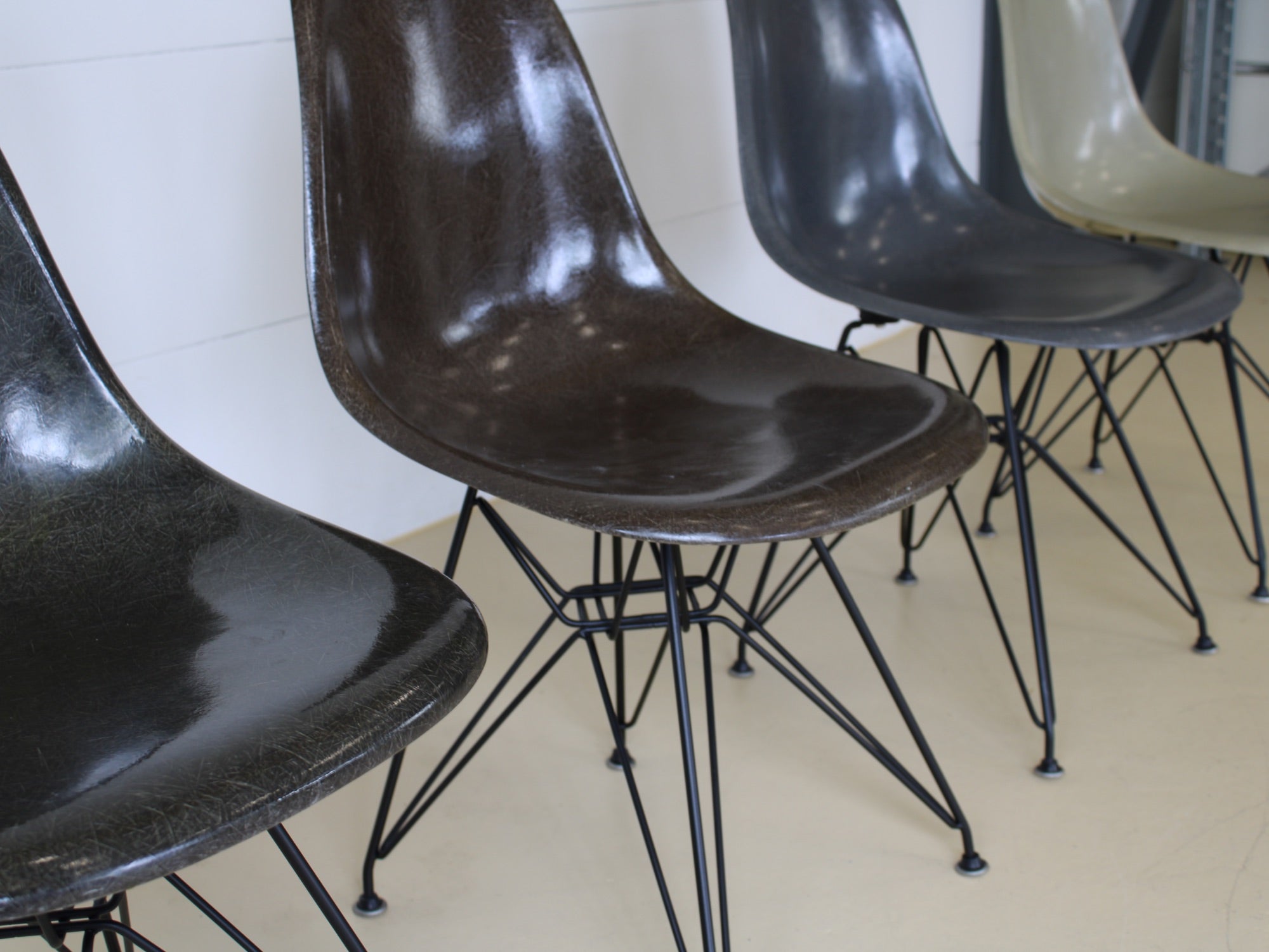 Charles & Ray Eames Fiberglas Stühle im Set