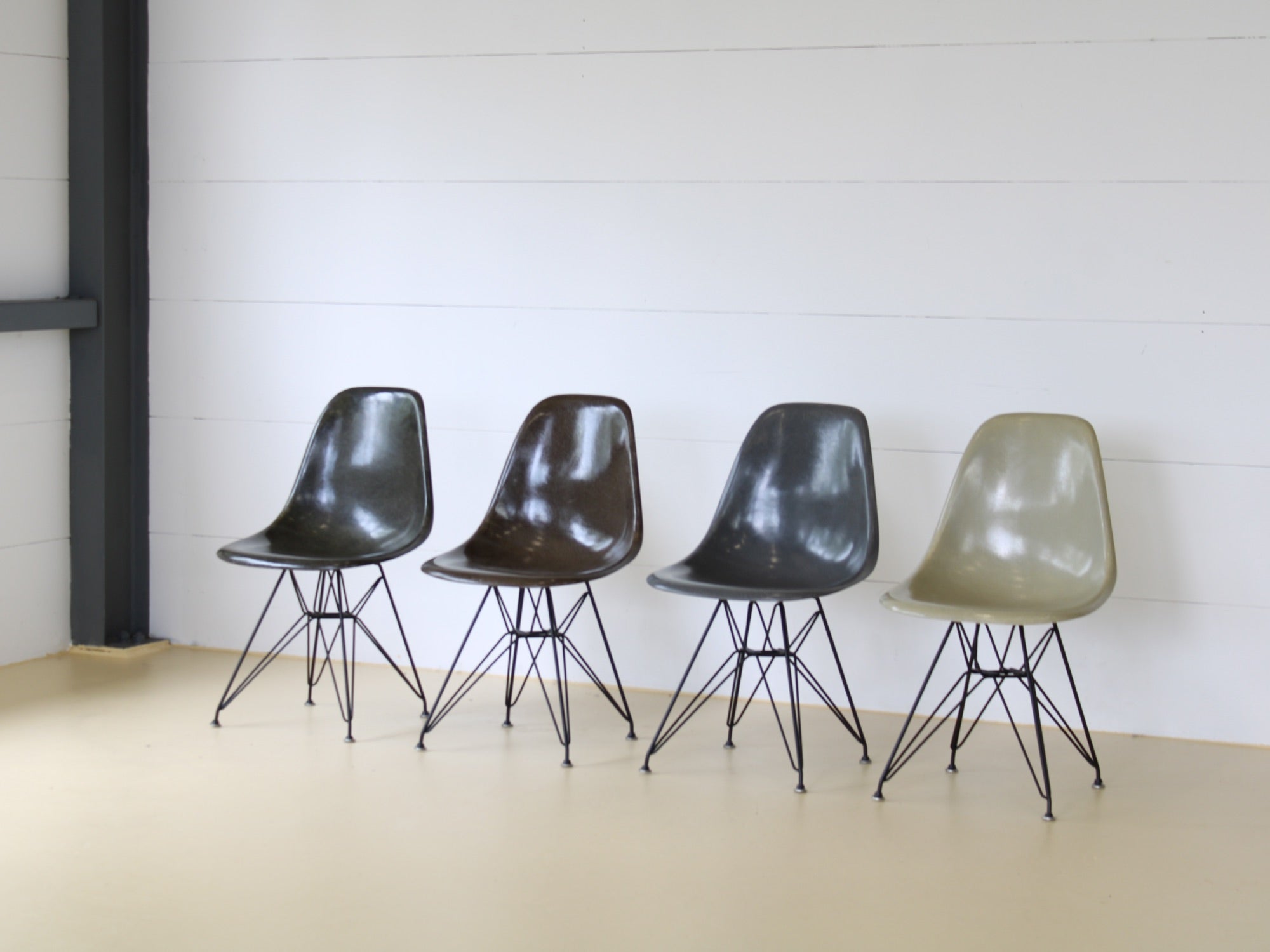 Charles & Ray Eames Fiberglas Stühle im Set