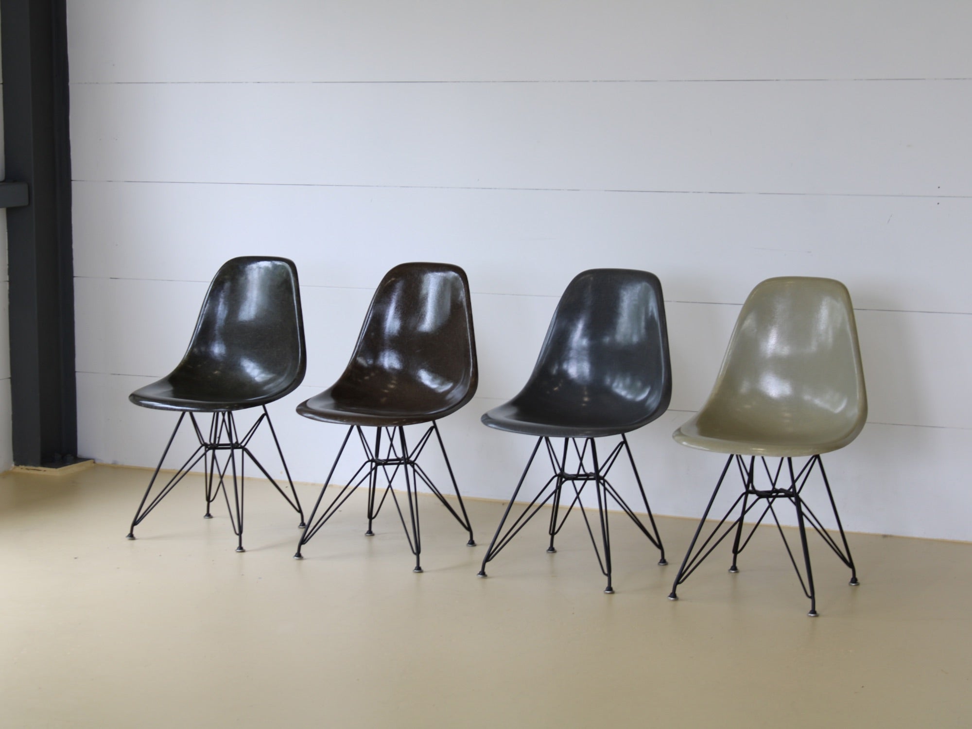 Charles & Ray Eames Fiberglas Stühle im Set