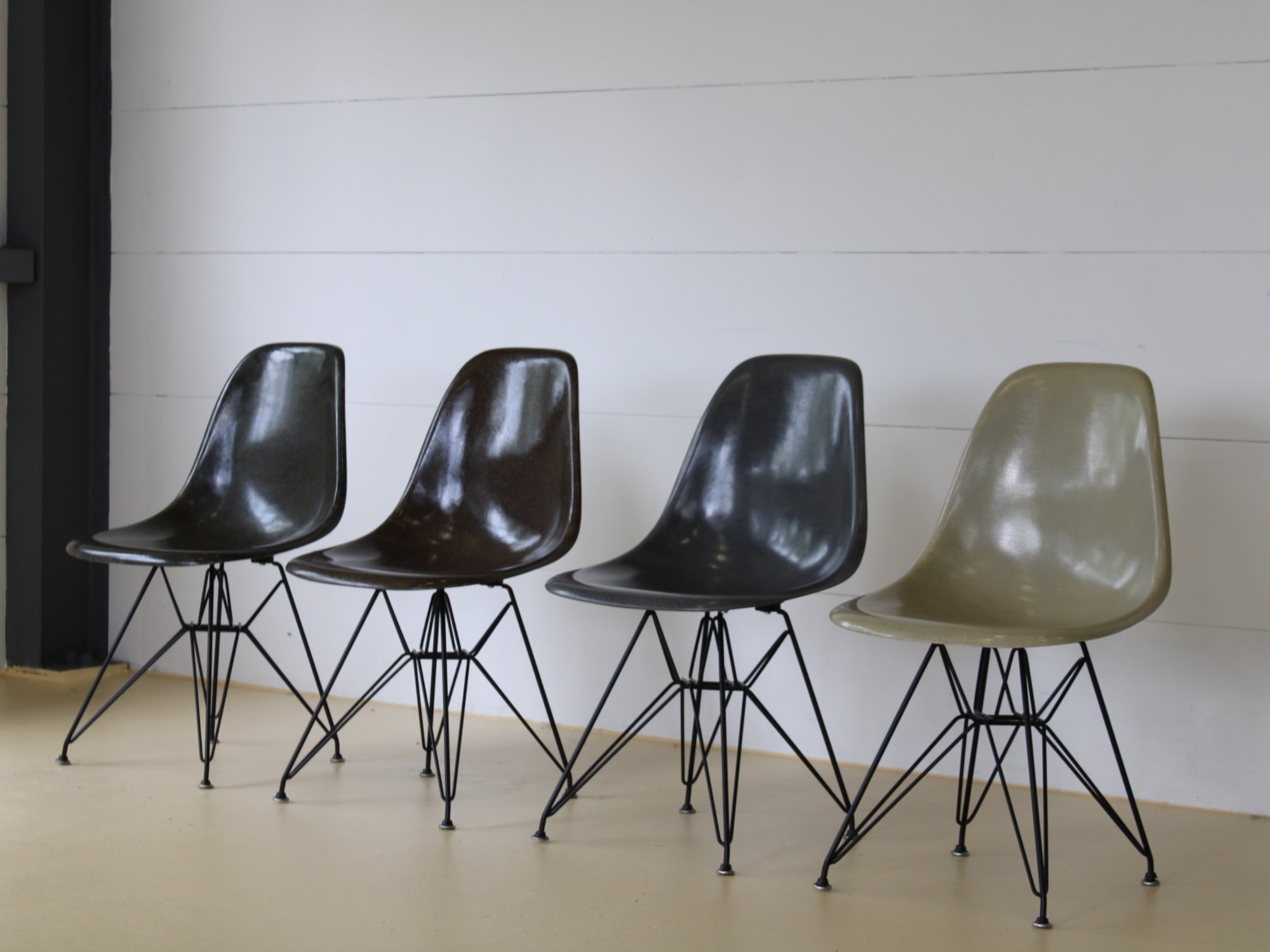 Charles & Ray Eames Fiberglas Stühle im Set