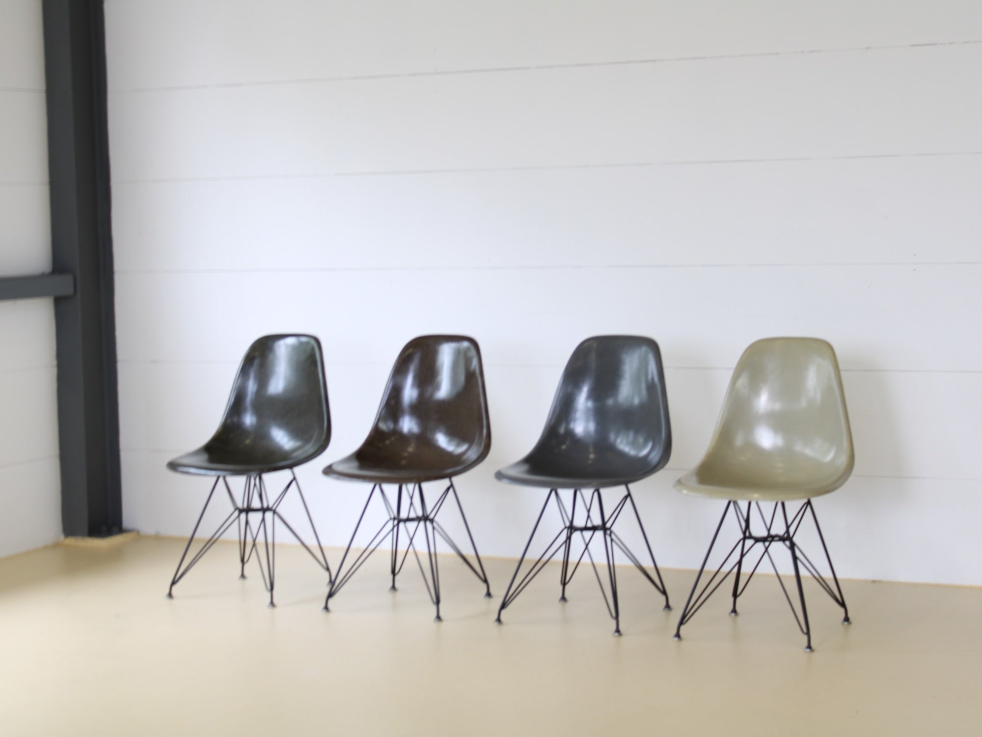 Charles & Ray Eames Fiberglas Stühle im Set