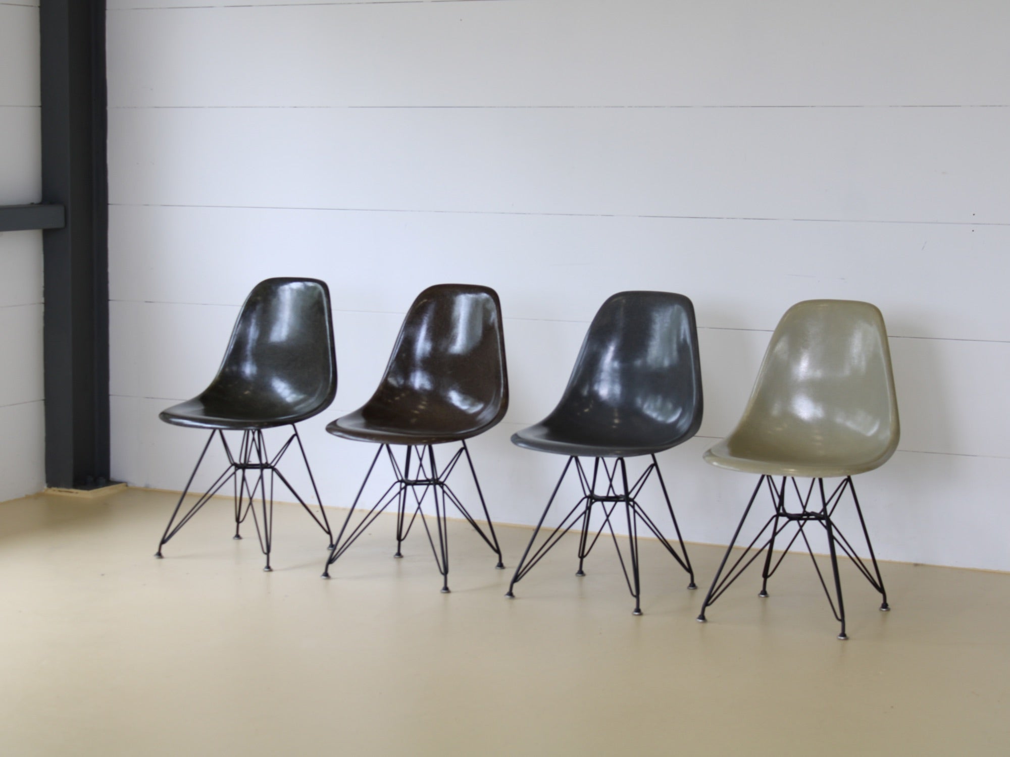 Charles & Ray Eames Fiberglas Stühle im Set