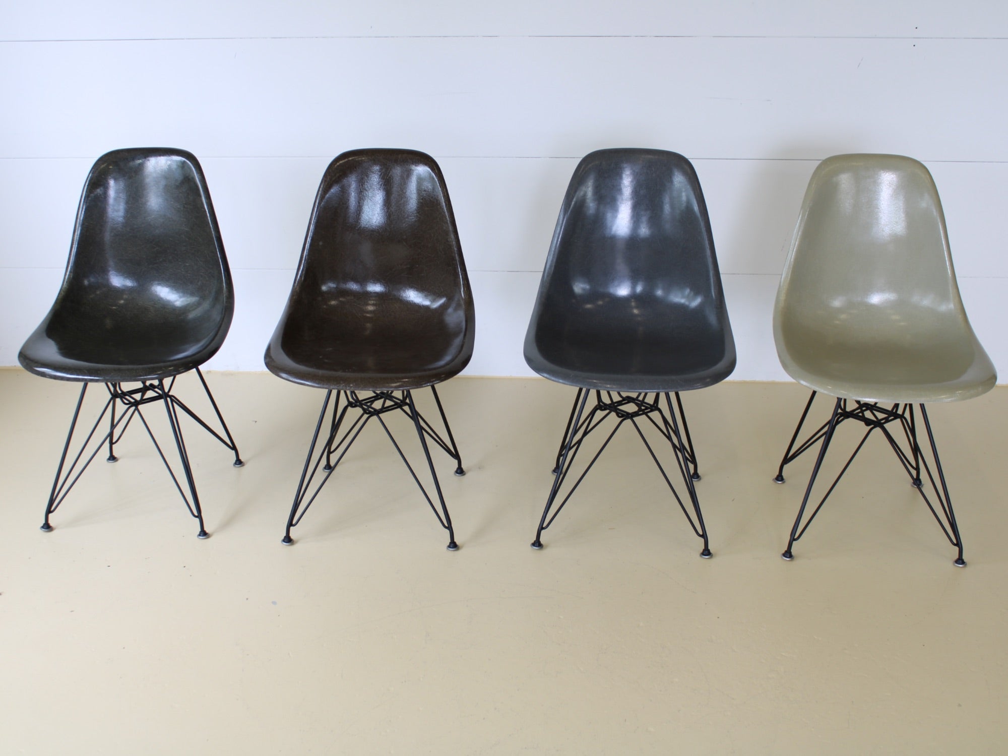 Charles & Ray Eames Fiberglas Stühle im Set