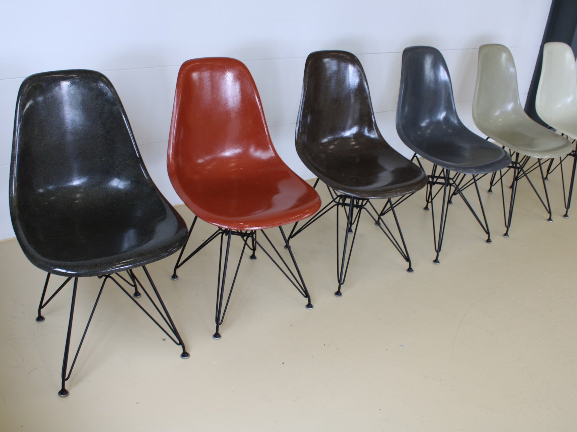 Charles & Ray Eames Fiberglas Stühle im Set