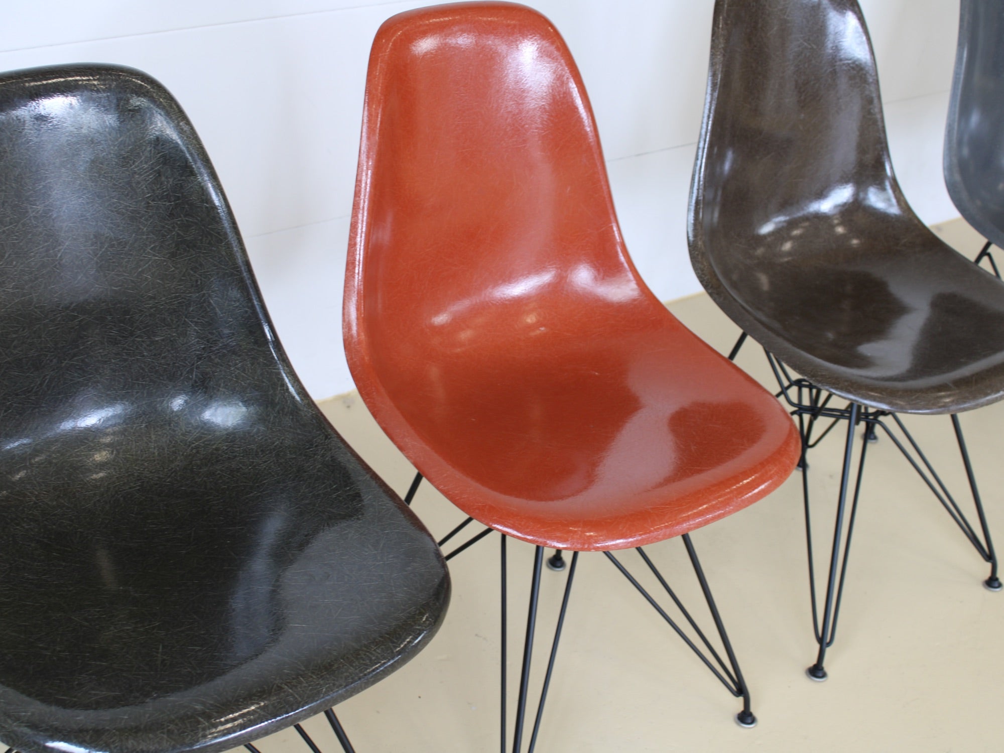 Charles & Ray Eames Fiberglas Stühle im Set