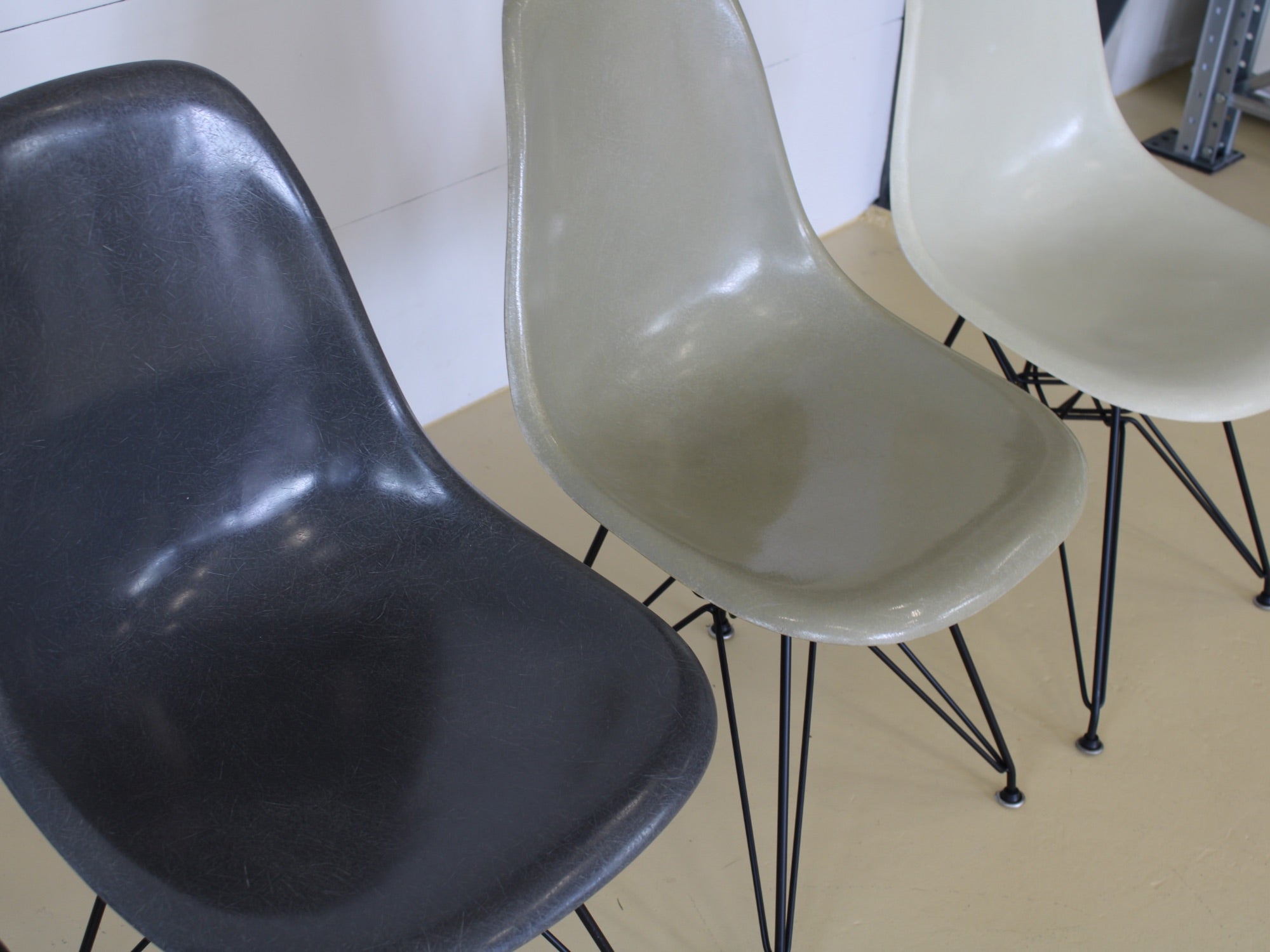 Charles & Ray Eames Fiberglas Stühle im Set