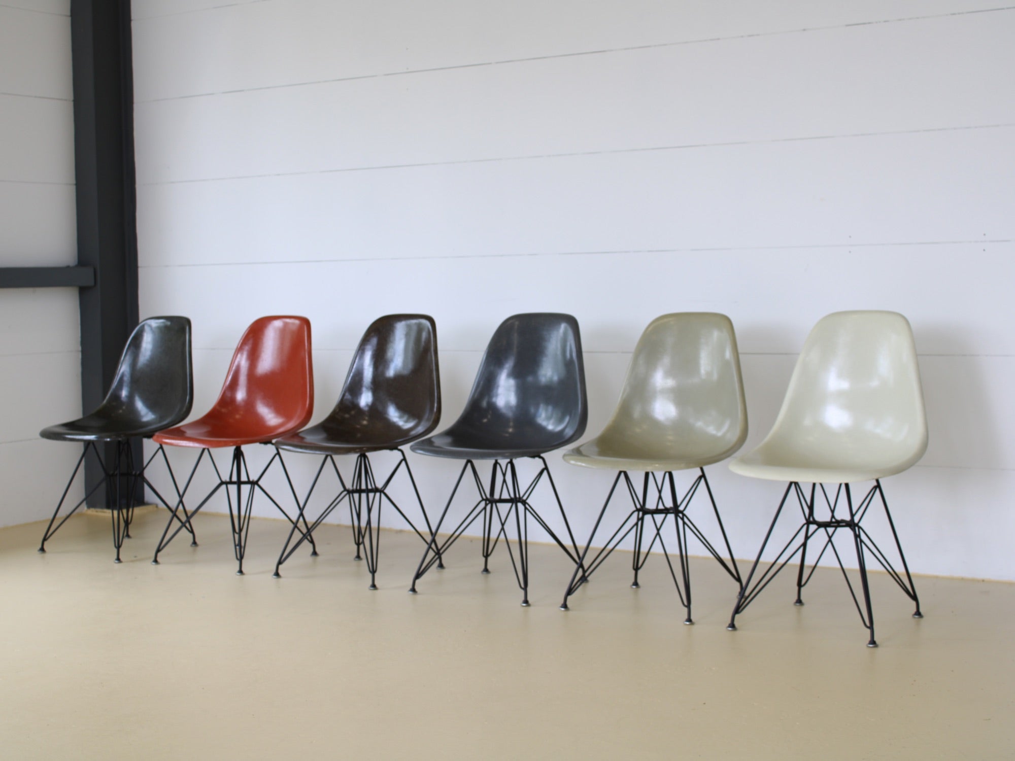 Charles & Ray Eames Fiberglas Stühle im Set