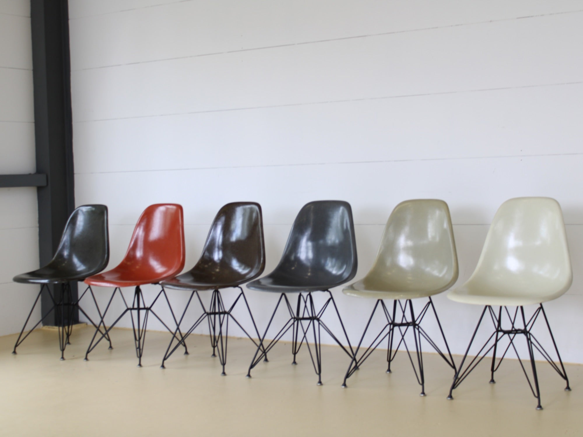 Charles & Ray Eames Fiberglas Stühle im Set