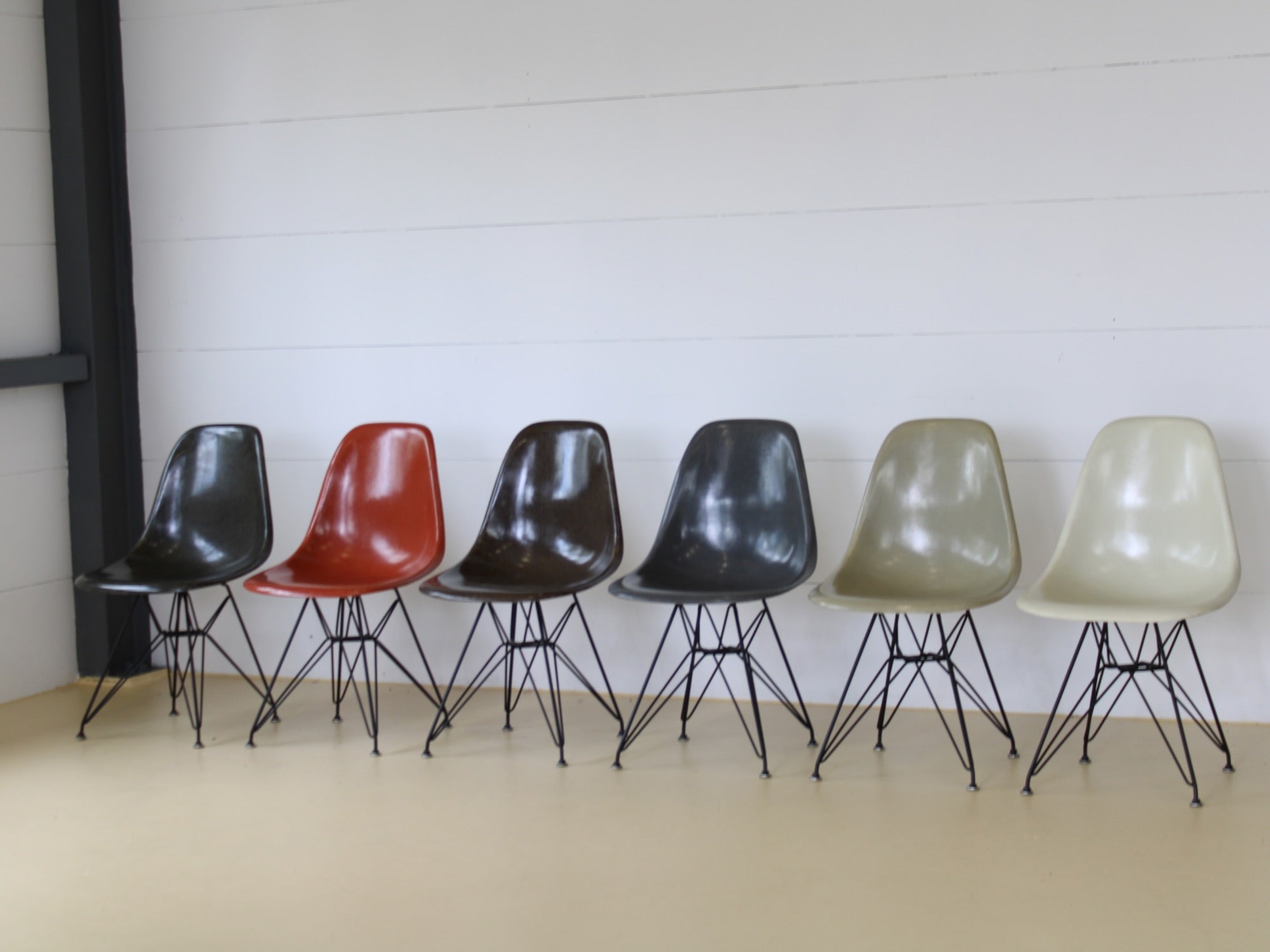 Charles & Ray Eames Fiberglas Stühle im Set