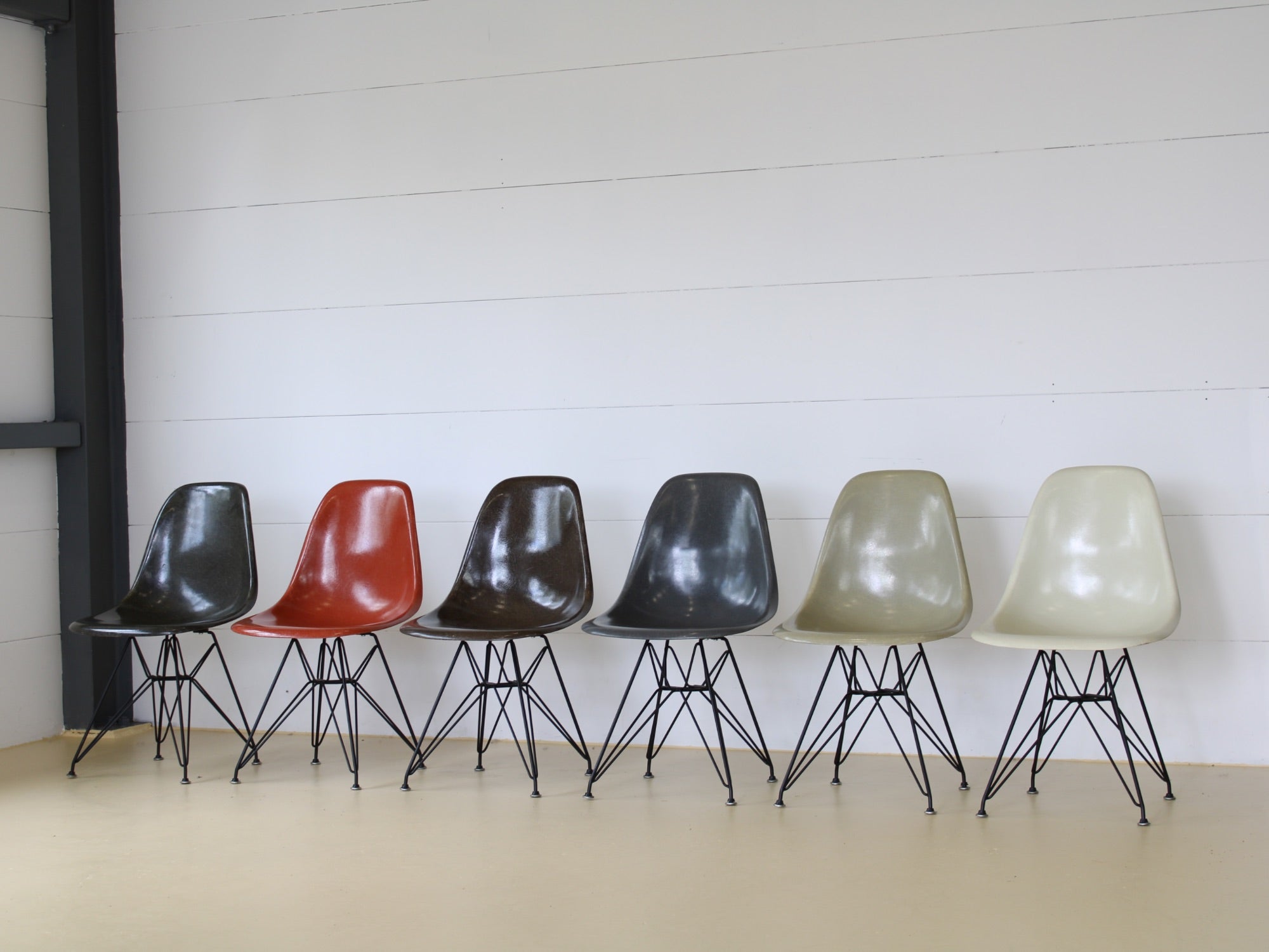 Charles & Ray Eames Fiberglas Stühle im Set