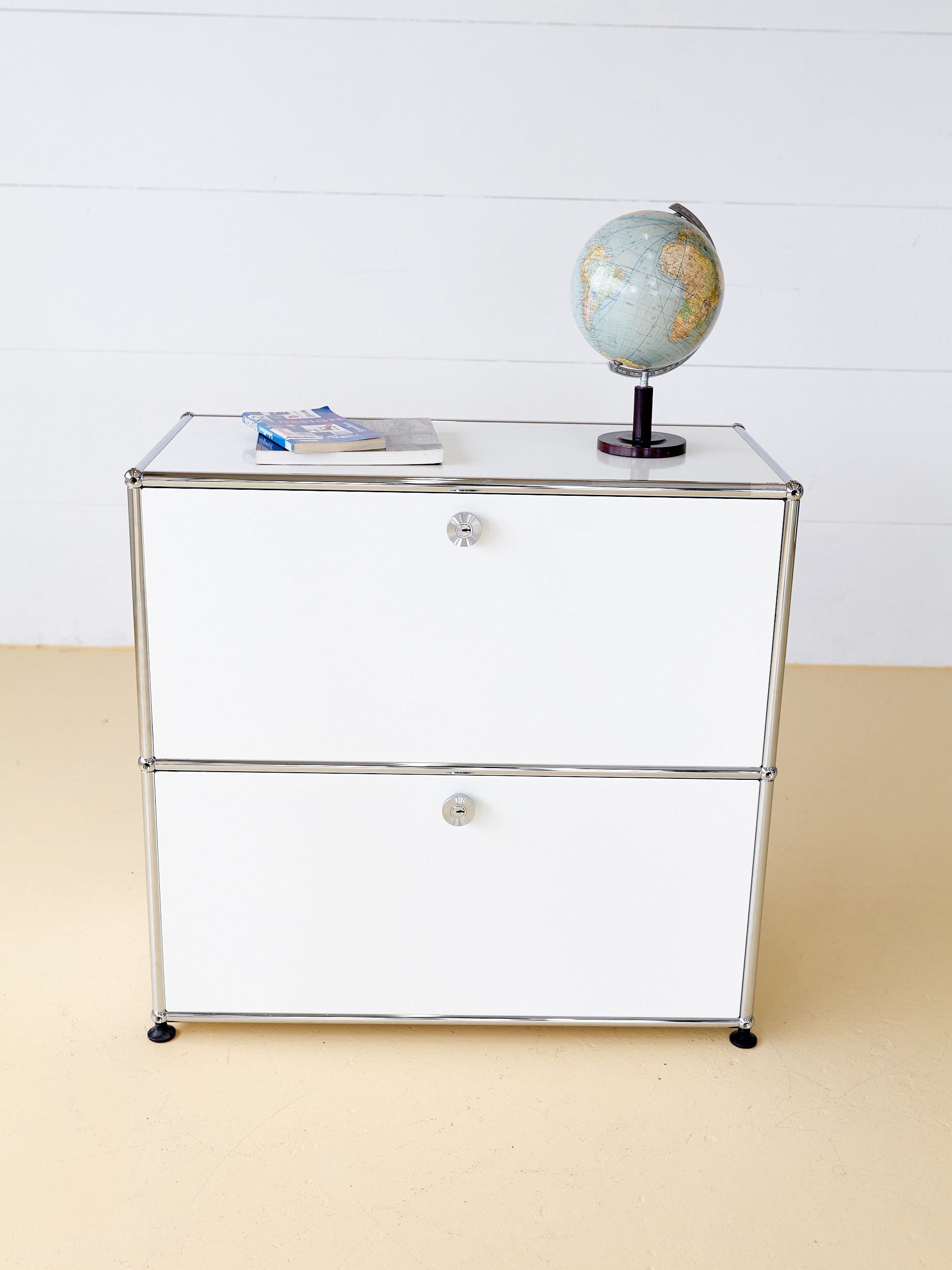 USM Haller Sideboard Reinweiss mit Auszugtablar