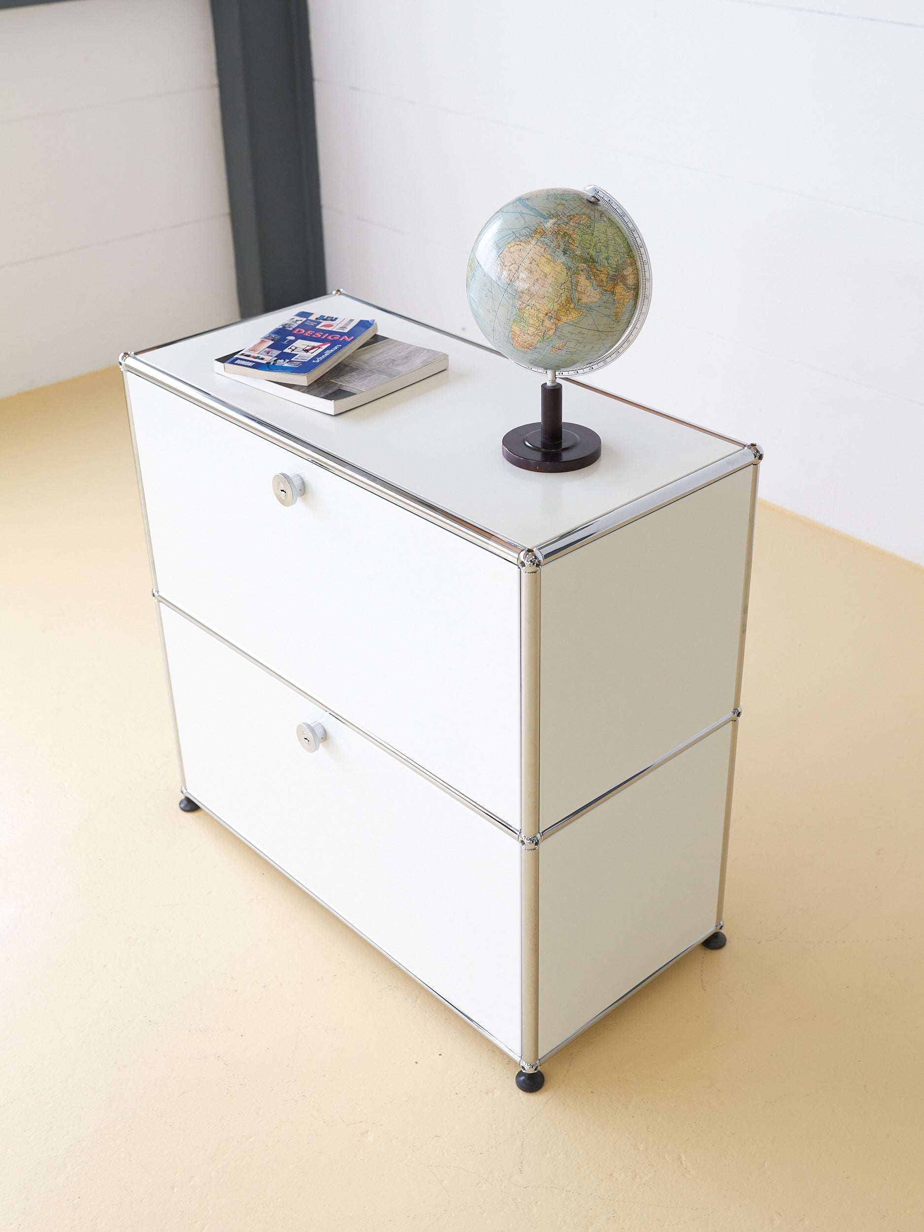 USM Haller Sideboard Reinweiss mit Auszugtablar