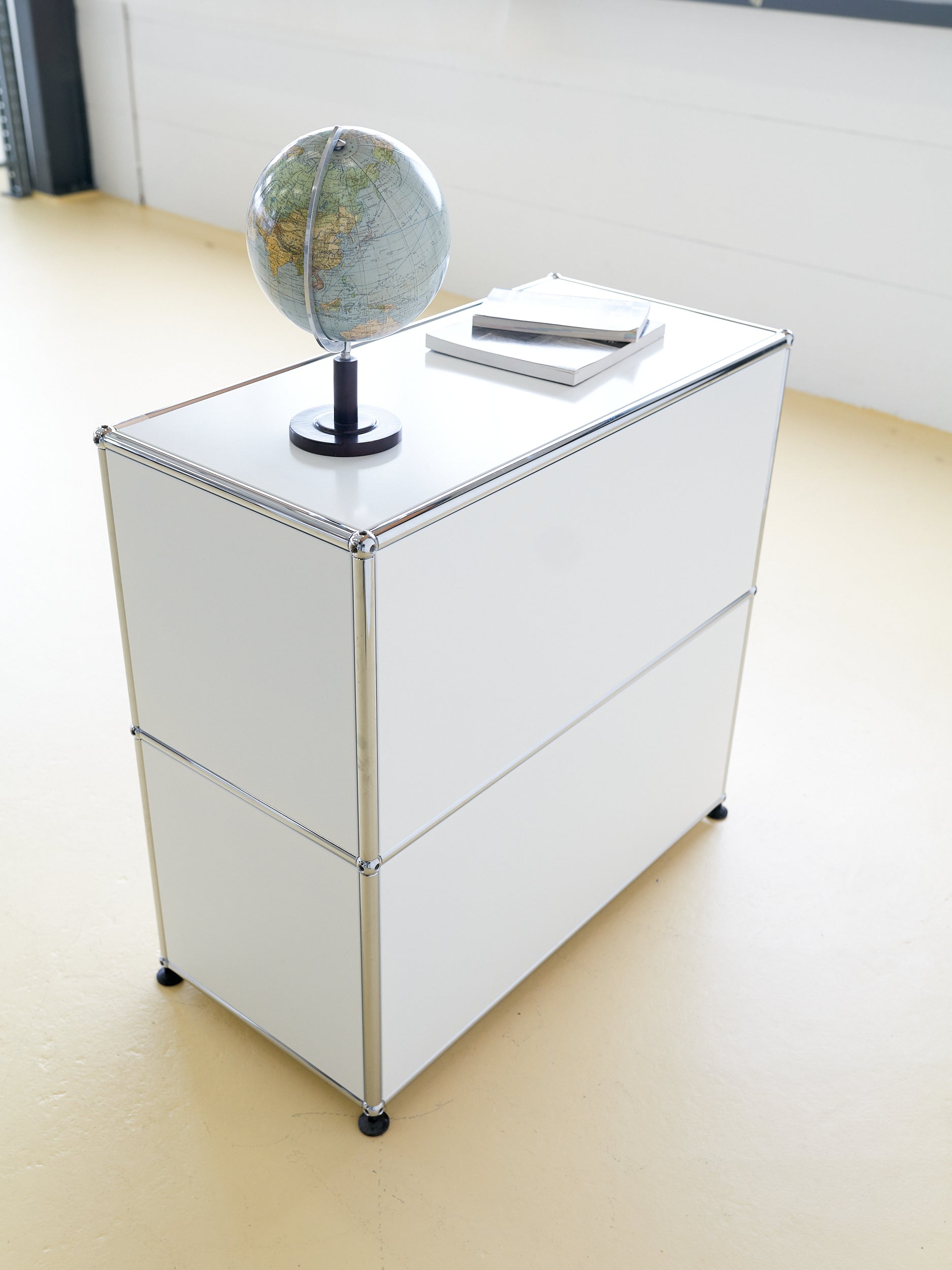 USM Haller Sideboard Reinweiss mit Auszugtablar